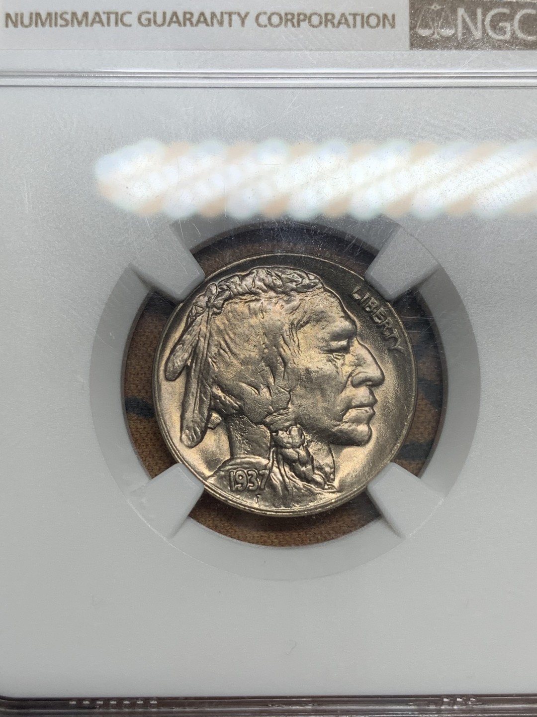 《竞宝斋》第83场-本周日，周一2场连拍（全场不限金额包邮） NGC-MS65 美国 1937年 印第安野牛纪念币 5美分 金色包浆十字光 带包浆的极少 一枚毕业