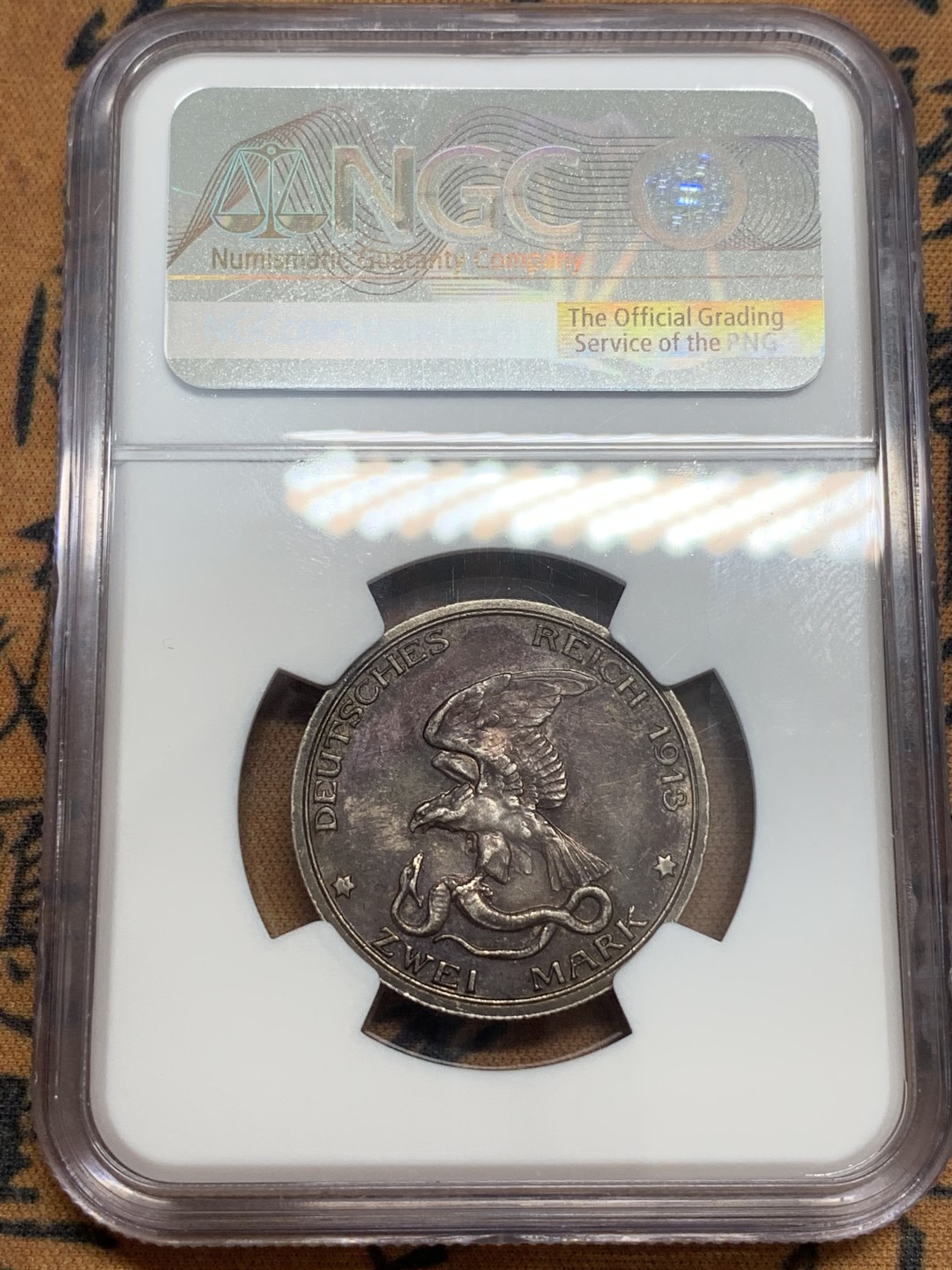 《竞宝斋》第83场-本周日，周一2场连拍（全场不限金额包邮） NGC-MS62 德国 1913年 普鲁士击败拿破仑纪念 2马克 银币 正面五彩包浆 背面紫罗兰包浆