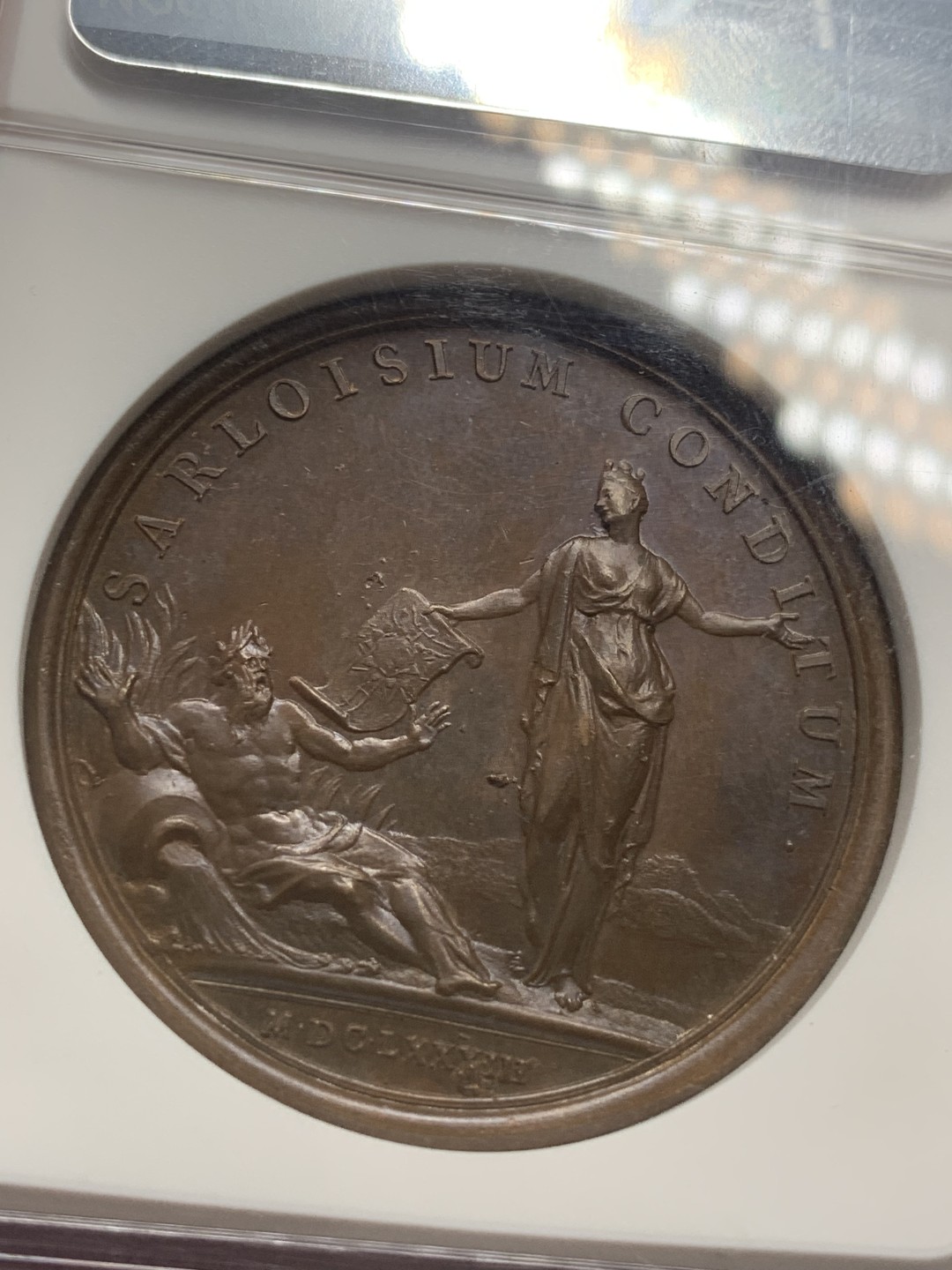 《竞宝斋》第83场-本周日，周一2场连拍（全场不限金额包邮） NGC MS64 法国1683年路易十四萨尔建城纪念高浮雕精美铜章 顶级品相