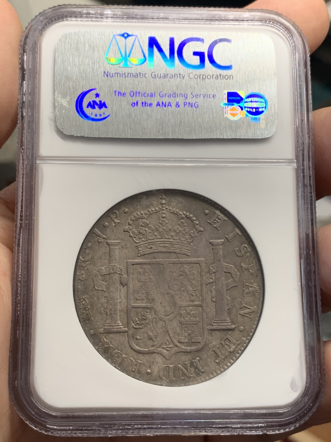 《竞宝斋》第83场-本周日，周一2场连拍（全场不限金额包邮） NGC MS61秘鲁1815 费七双柱8R，深褐色包浆，老盒包装 细节难得