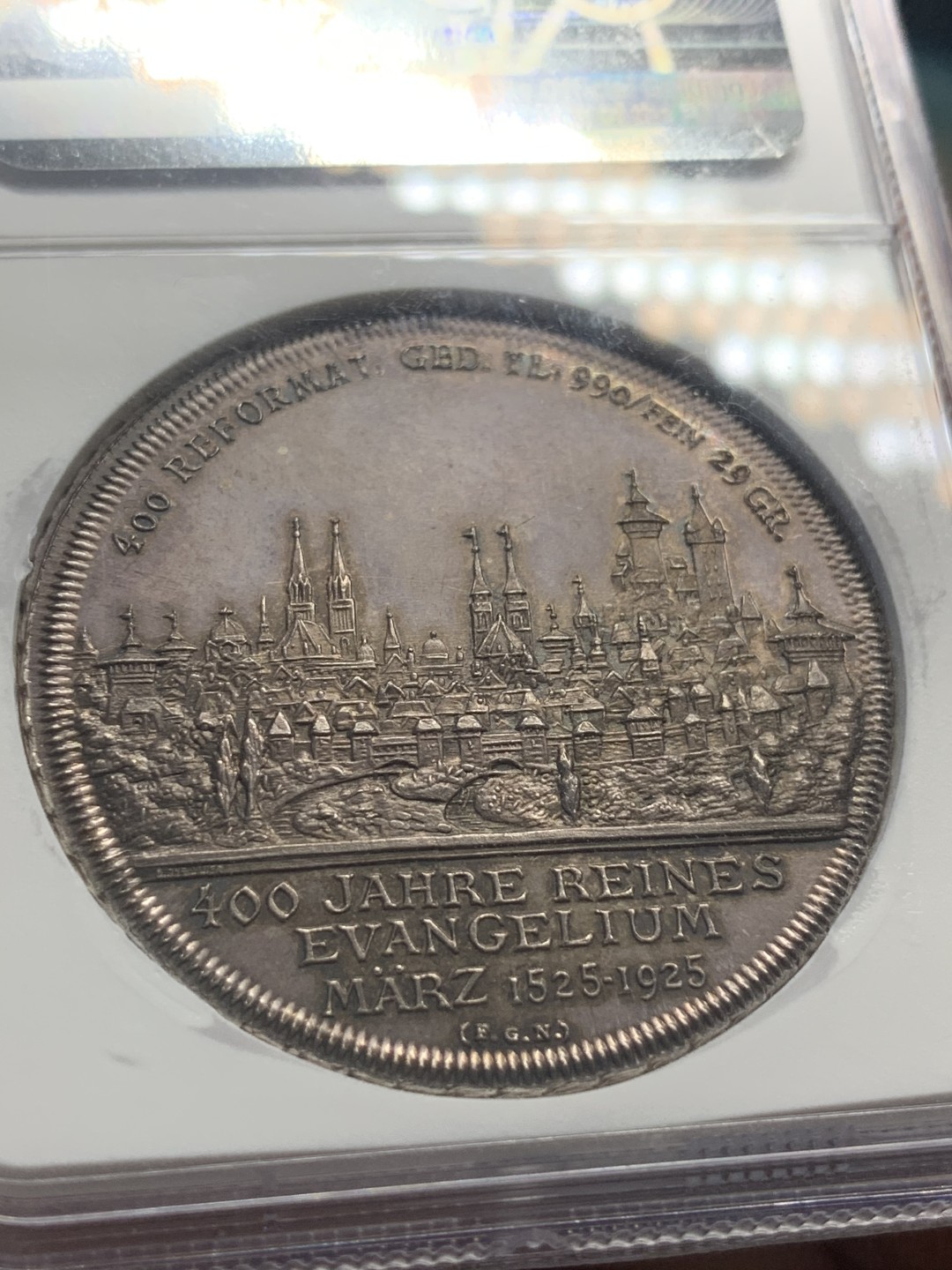 《竞宝斋》第83场-本周日，周一2场连拍（全场不限金额包邮） NGC MS65 1925年德国纽伦堡宗教改革400周年纪念景观大银章 高分紫罗兰炫彩包浆 背面与景观泰勒一脉相承细节爆表 工艺绝佳