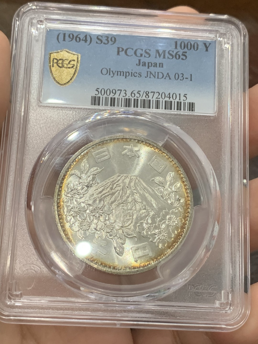 《竞宝斋》第83场-本周日，周一2场连拍（全场不限金额包邮） PCGS MS65 日本 1964年 1000日元 日本东京奥运会银币 均匀环彩，底板干干净净没有多余杂色 光度极佳