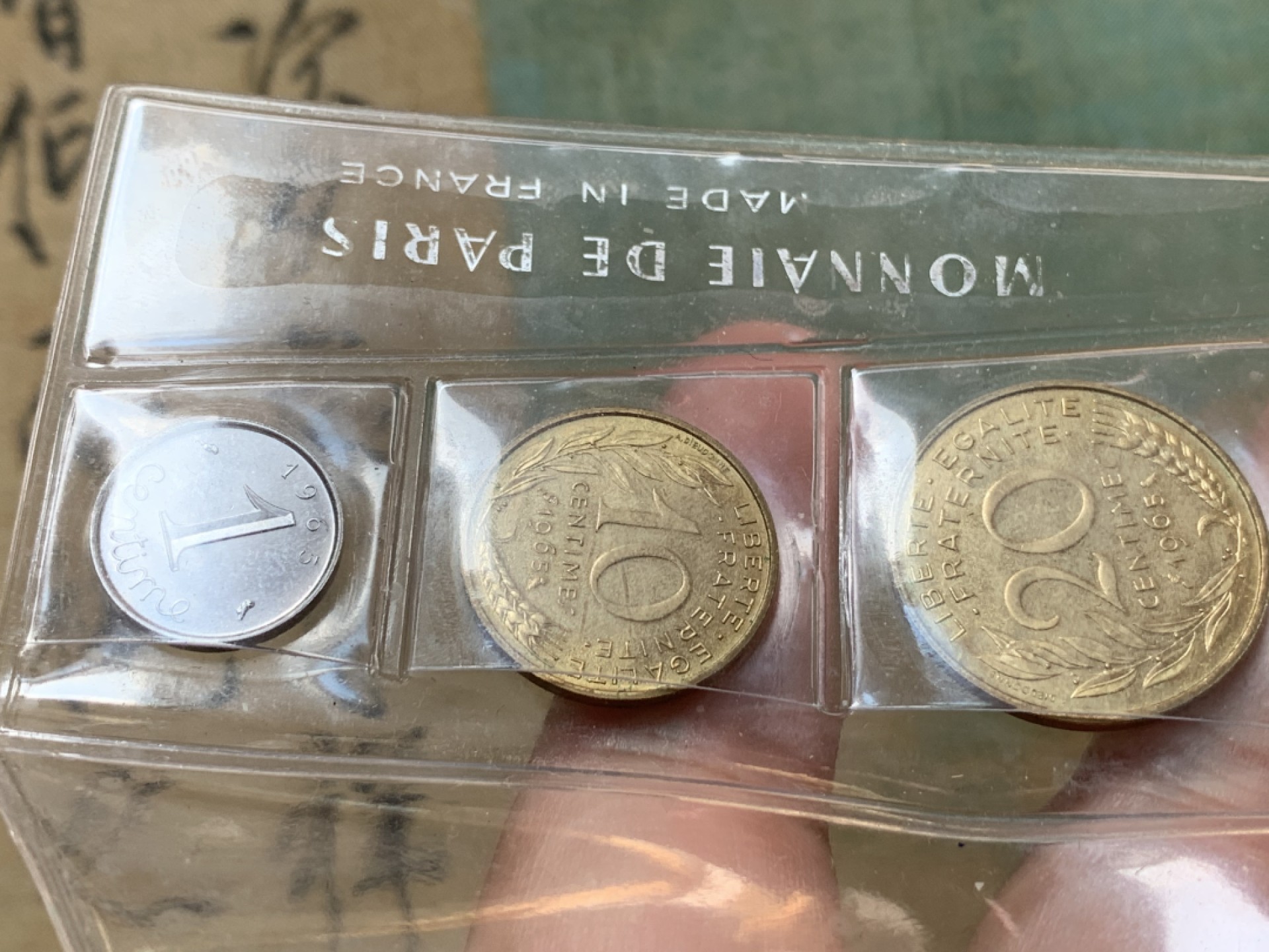 《竞宝斋》第83场-本周日，周一2场连拍（全场不限金额包邮） 法国1965年套币带盒unc品质 内含1生丁、10生丁、20生丁、1/2法郎、1法郎，缺10法郎大力神银币，适合配对