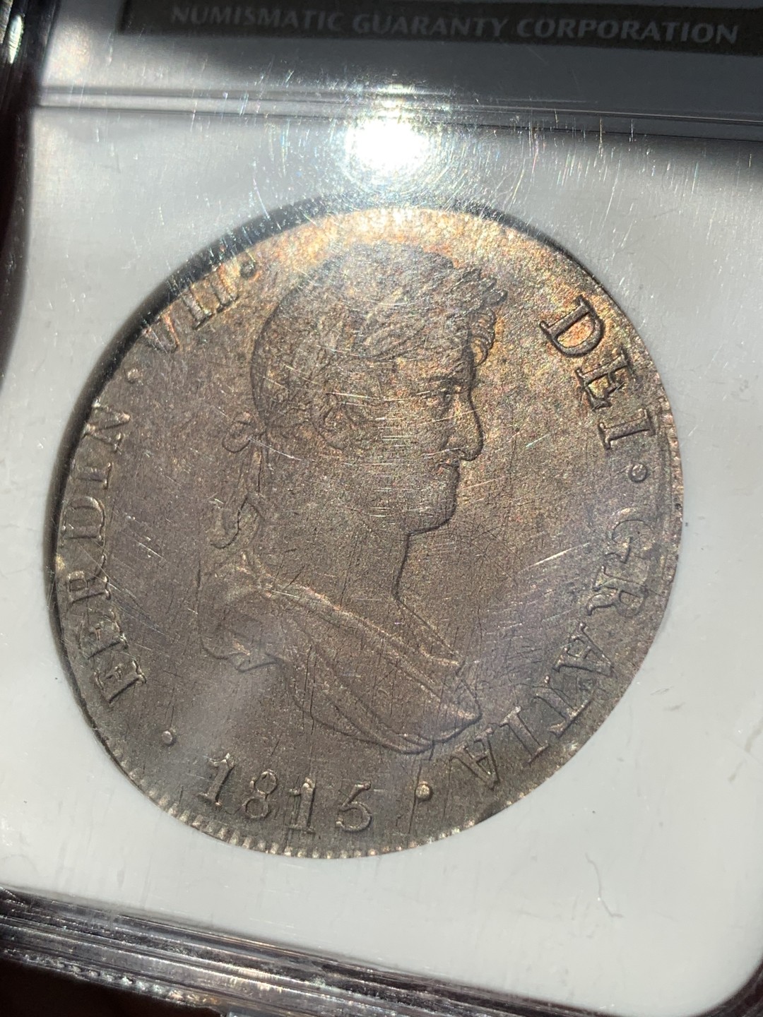 《竞宝斋》第83场-本周日，周一2场连拍（全场不限金额包邮） NGC MS61秘鲁1815 费七双柱8R，深褐色包浆，老盒包装 细节难得