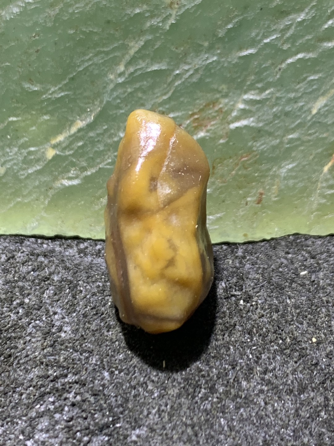 精美戈壁筋脉石小原石一颗，