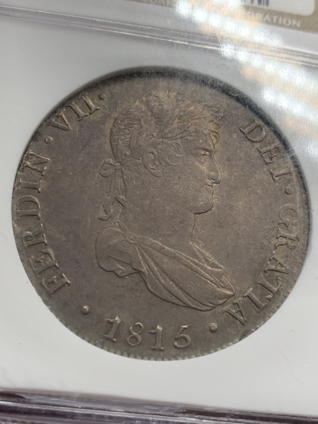 《竞宝斋》第83场-本周日，周一2场连拍（全场不限金额包邮） NGC MS61秘鲁1815 费七双柱8R，深褐色包浆，老盒包装 细节难得