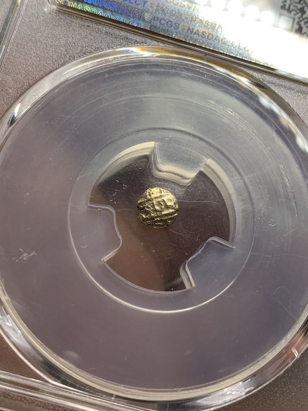 《竞宝斋》第83场-本周日，周一2场连拍（全场不限金额包邮） PCGS MS63 原光印度1638-1662年间迈索尔1法南金币，正面毗湿奴神像，背面印度文字，盒子背面有小磕