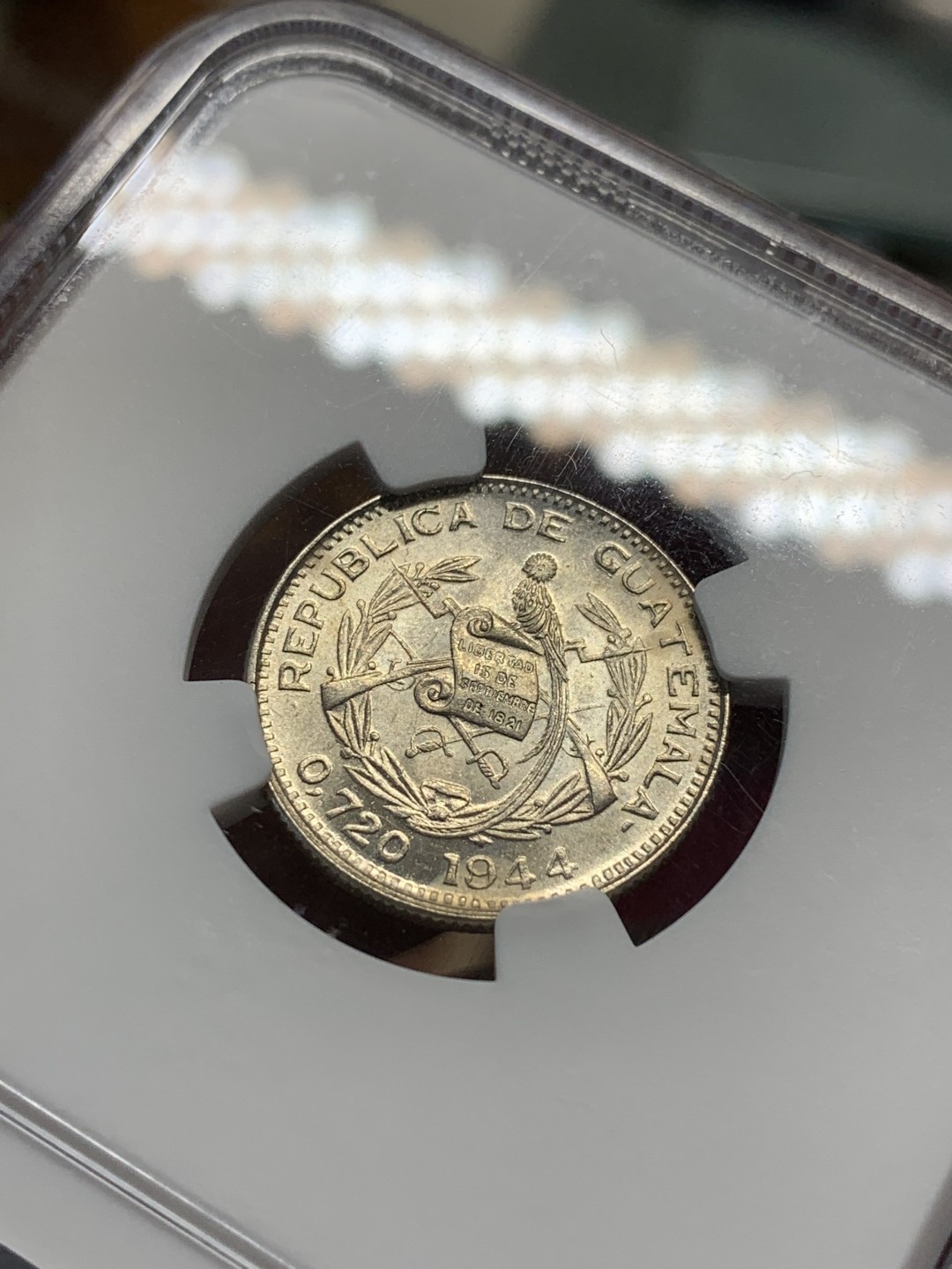 《竞宝斋》第83场-本周日，周一2场连拍（全场不限金额包邮） NGC UNC评级 危地马拉1944年 10分银币 凤尾绿咬鹃