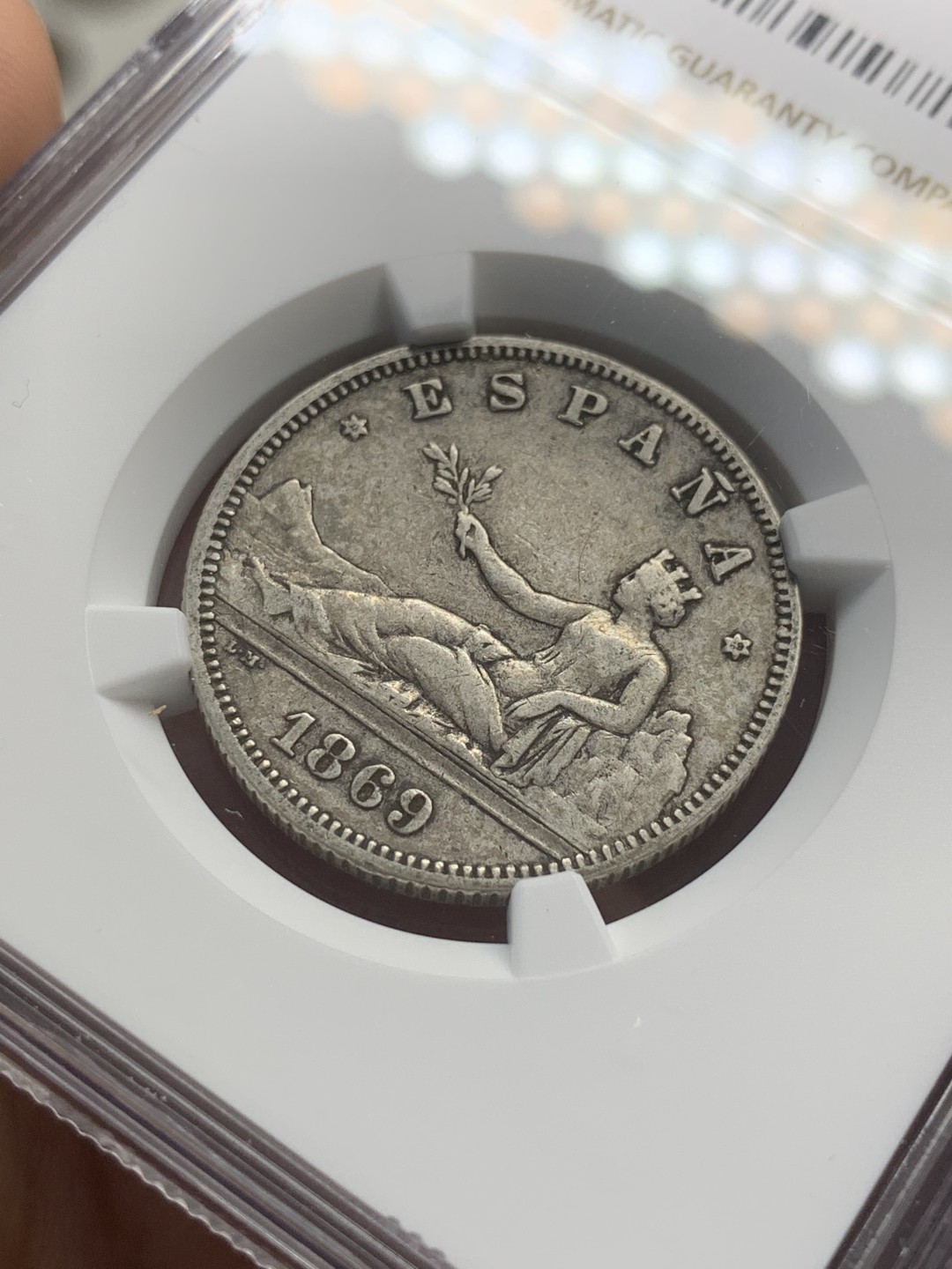 《竞宝斋》第83场-本周日，周一2场连拍（全场不限金额包邮） NGC-XF45 西班牙1869年 坐人拿花 2比塞塔双柱银币 非常稀少的年份 更高分也就个位数