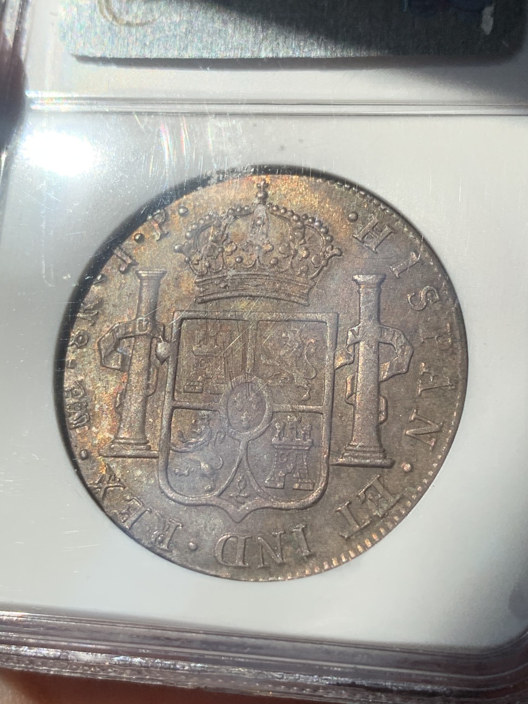 《竞宝斋》第83场-本周日，周一2场连拍（全场不限金额包邮） NGC MS61秘鲁1815 费七双柱8R，深褐色包浆，老盒包装 细节难得