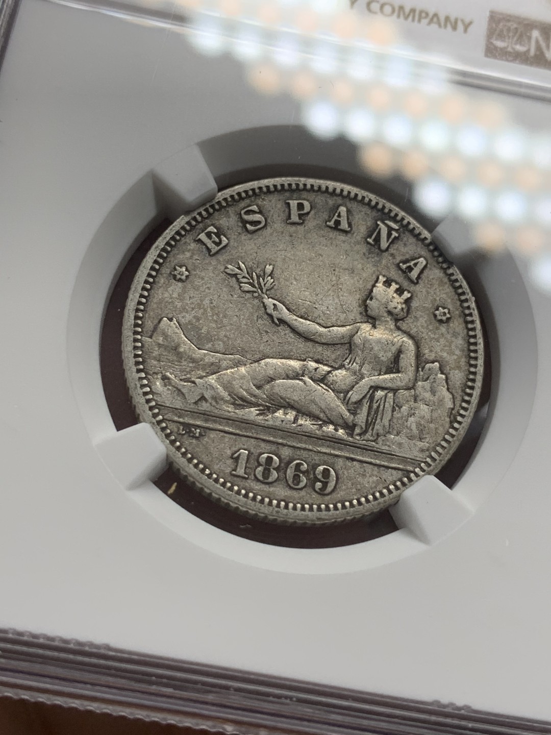 《竞宝斋》第83场-本周日，周一2场连拍（全场不限金额包邮） NGC-XF45 西班牙1869年 坐人拿花 2比塞塔双柱银币 非常稀少的年份 更高分也就个位数