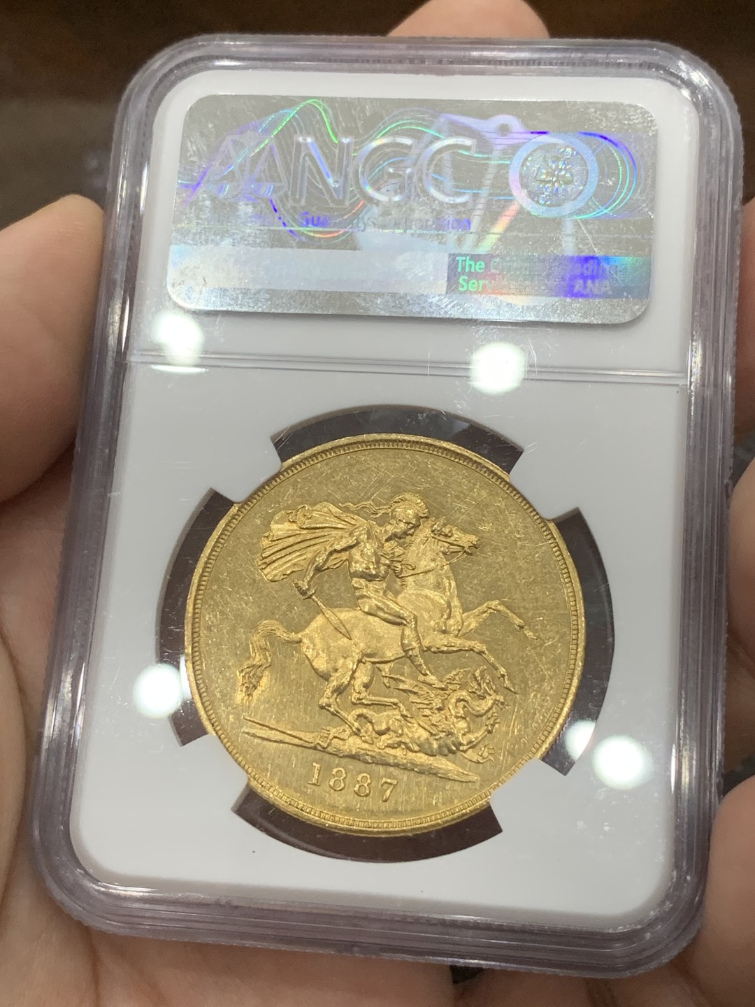 《竞宝斋》第83场-本周日，周一2场连拍（全场不限金额包邮） NGC UNC 原光英国1887年维多利亚高冠马剑5索维林金币，40克大金币，细节完好，整体状态佳，人像非常漂亮