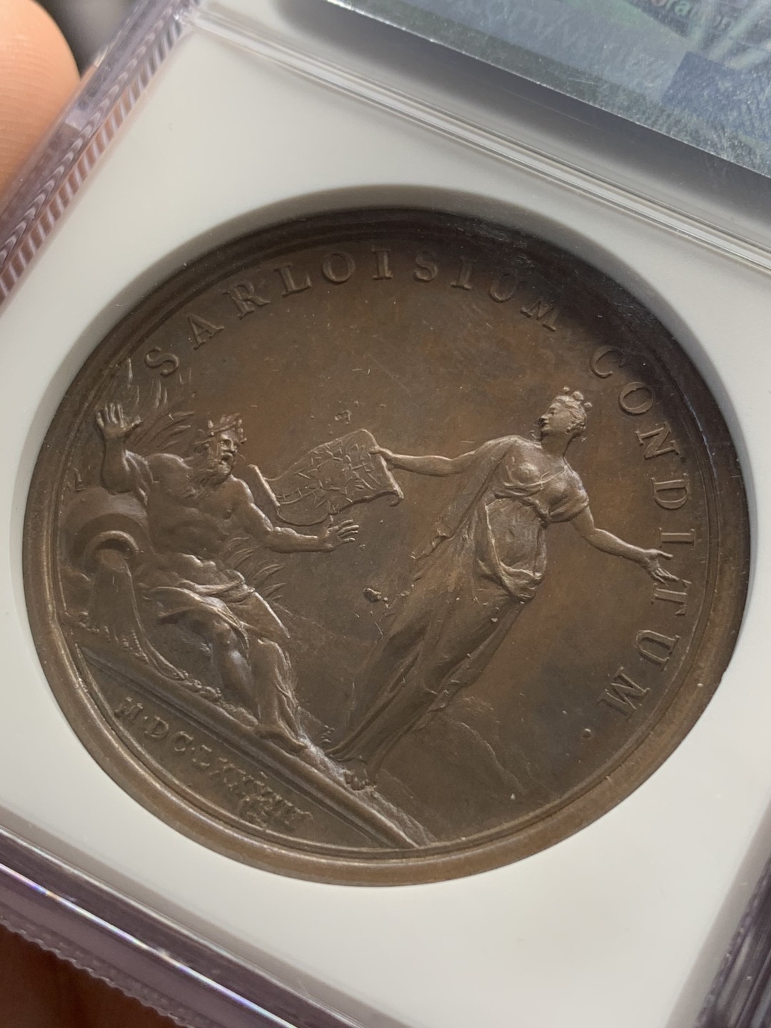 《竞宝斋》第83场-本周日，周一2场连拍（全场不限金额包邮） NGC MS64 法国1683年路易十四萨尔建城纪念高浮雕精美铜章 顶级品相