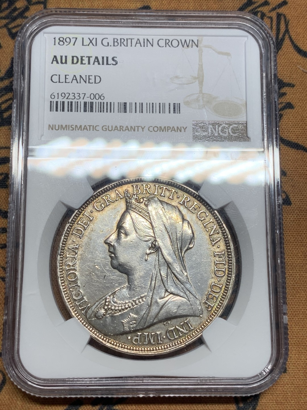 《竞宝斋》第83场-本周日，周一2场连拍（全场不限金额包邮） NGC AU评级 英国1897年 LXI边铭 维多利亚披纱版 马剑克朗大银币 脸蛋都很少磨损