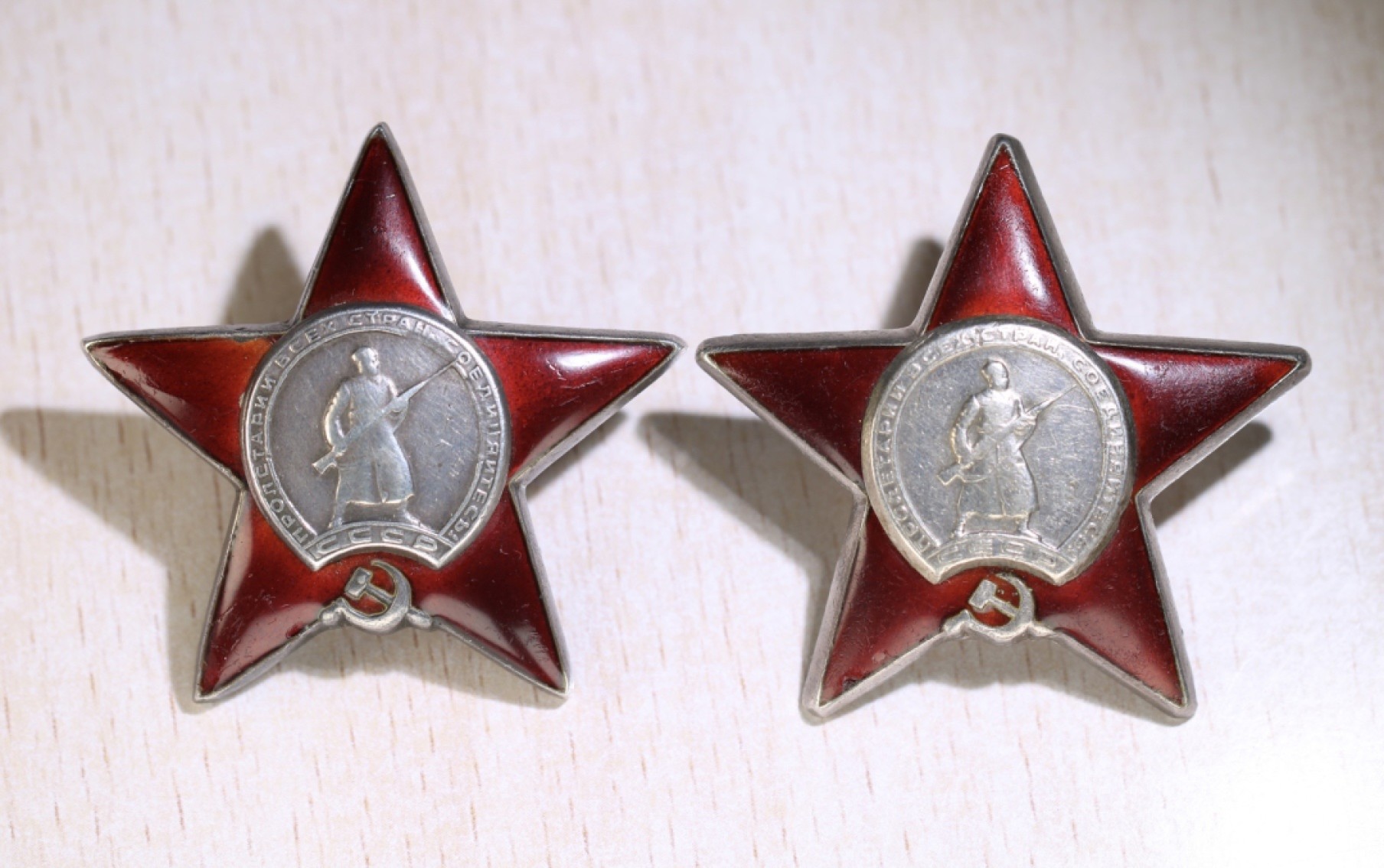 大猫徽章拍卖第199期  苏联红星勋章一对 自然配戴 有剥皮 档案齐全