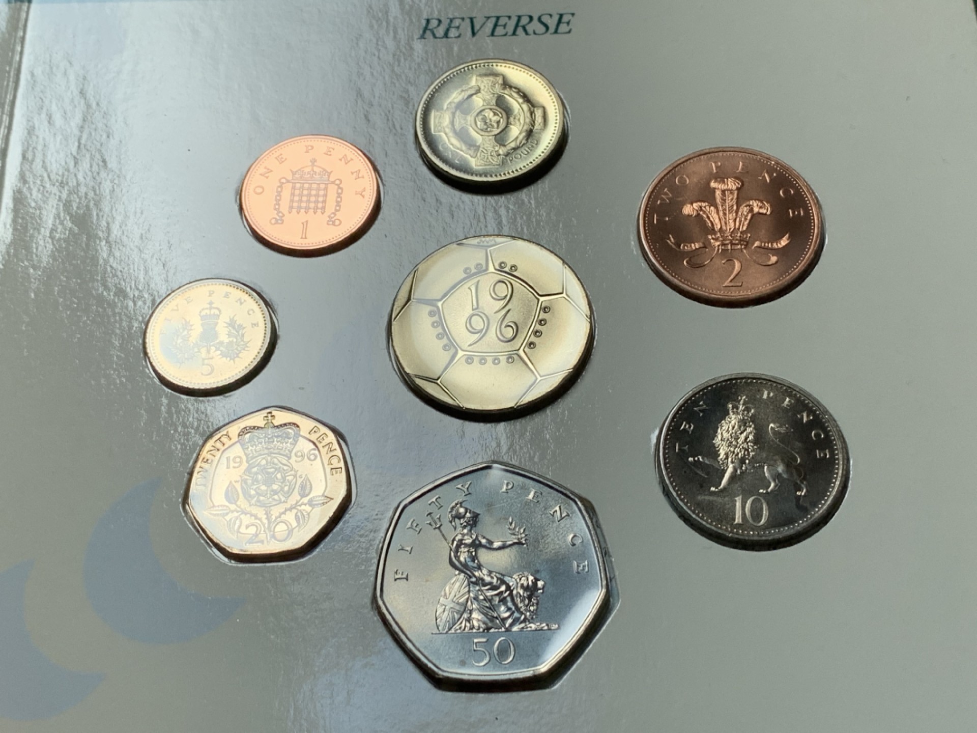 《竞宝斋》第83场-本周日，周一2场连拍（全场不限金额包邮） 英国 1996年 卡装BU套币 欧洲杯年份 套币中比其他年份多了一枚2英镑面值的加厚硬币 以纪念英国夺得欧洲杯 所有硬币均为完全未流通绝美品