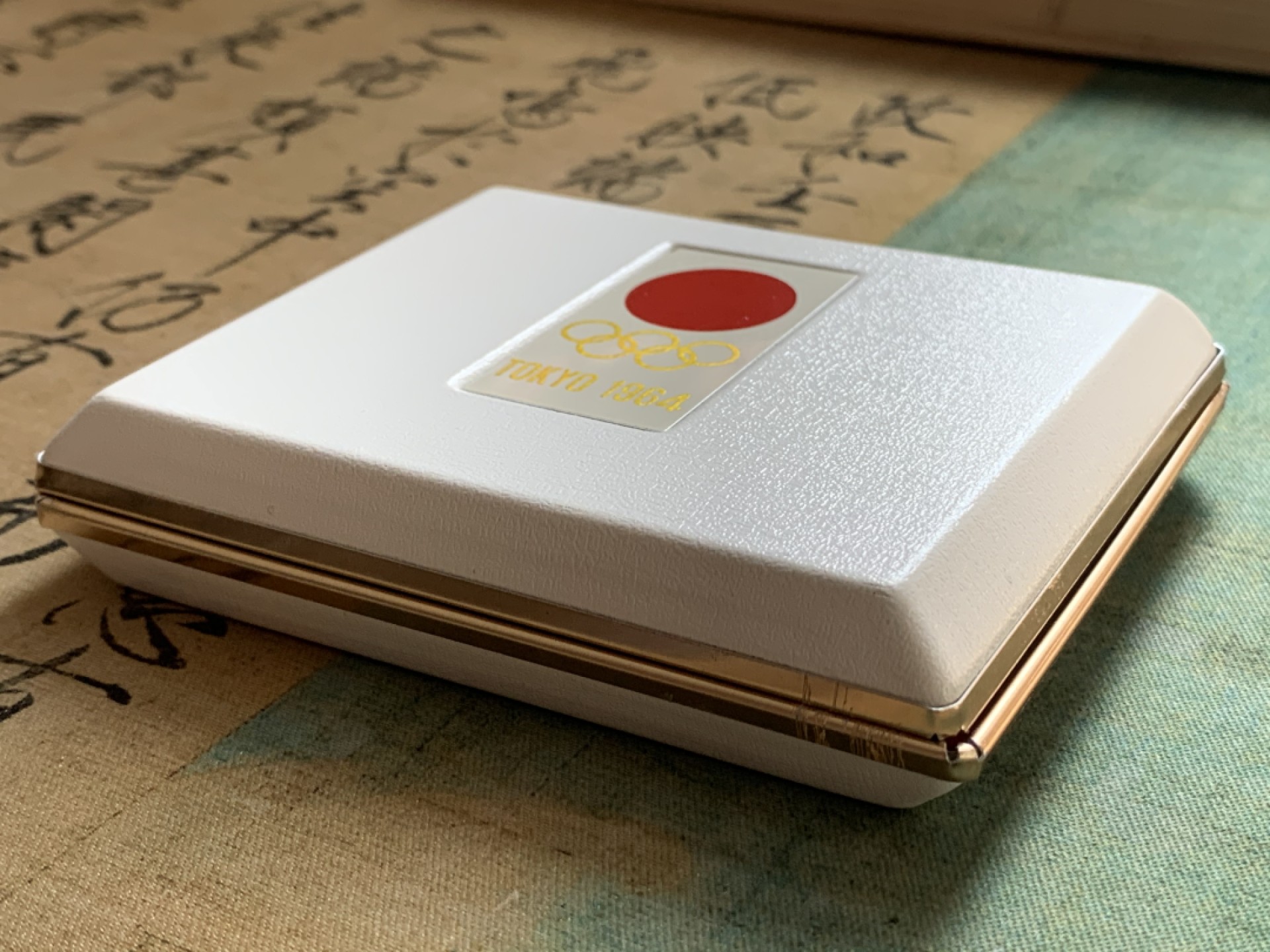 《竞宝斋》第83场-本周日，周一2场连拍（全场不限金额包邮） 1964年日本东京奥运会原盒银币2枚，富士山与樱花 火炬与五环