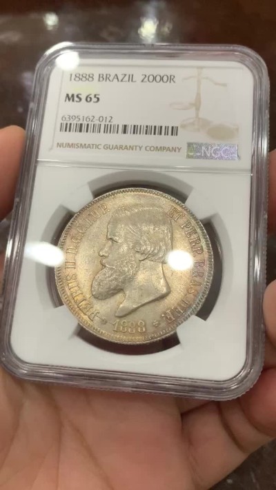 《竞宝斋》第83场-本周日，周一2场连拍（全场不限金额包邮） 第三名 NGC-MS65 巴西1888年 佩德罗二世 2000R大银币 不多说了 顶级分数+发财年份+五彩包浆 顶配