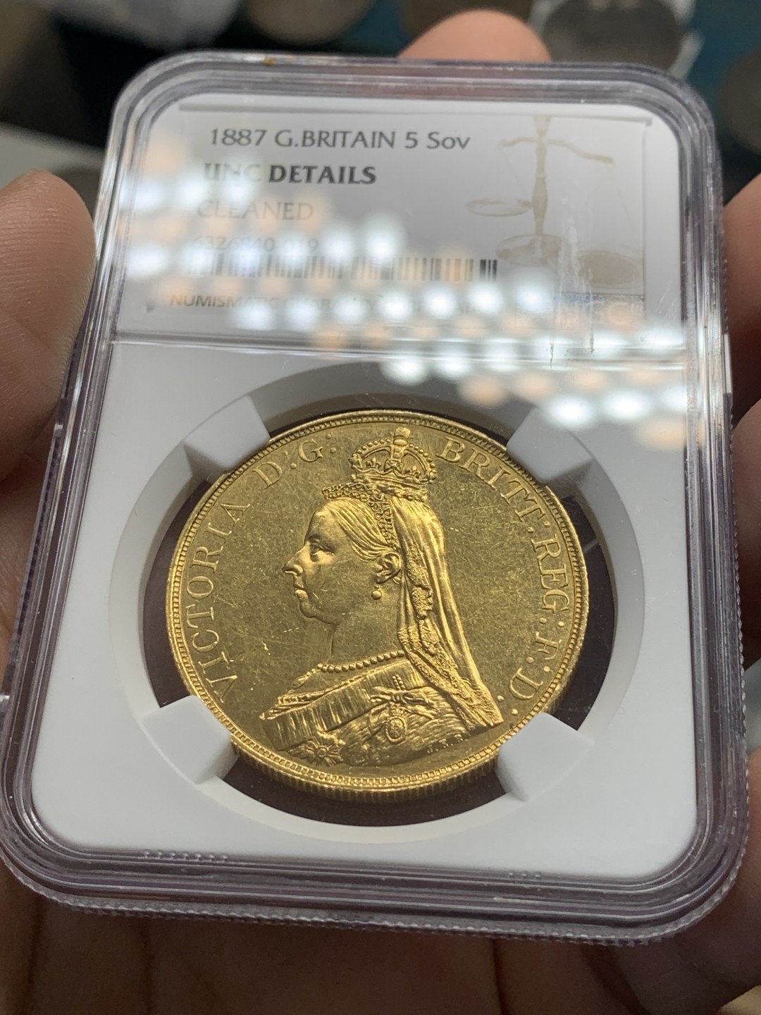 《竞宝斋》第83场-本周日，周一2场连拍（全场不限金额包邮） NGC UNC 原光英国1887年维多利亚高冠马剑5索维林金币，40克大金币，细节完好，整体状态佳，人像非常漂亮