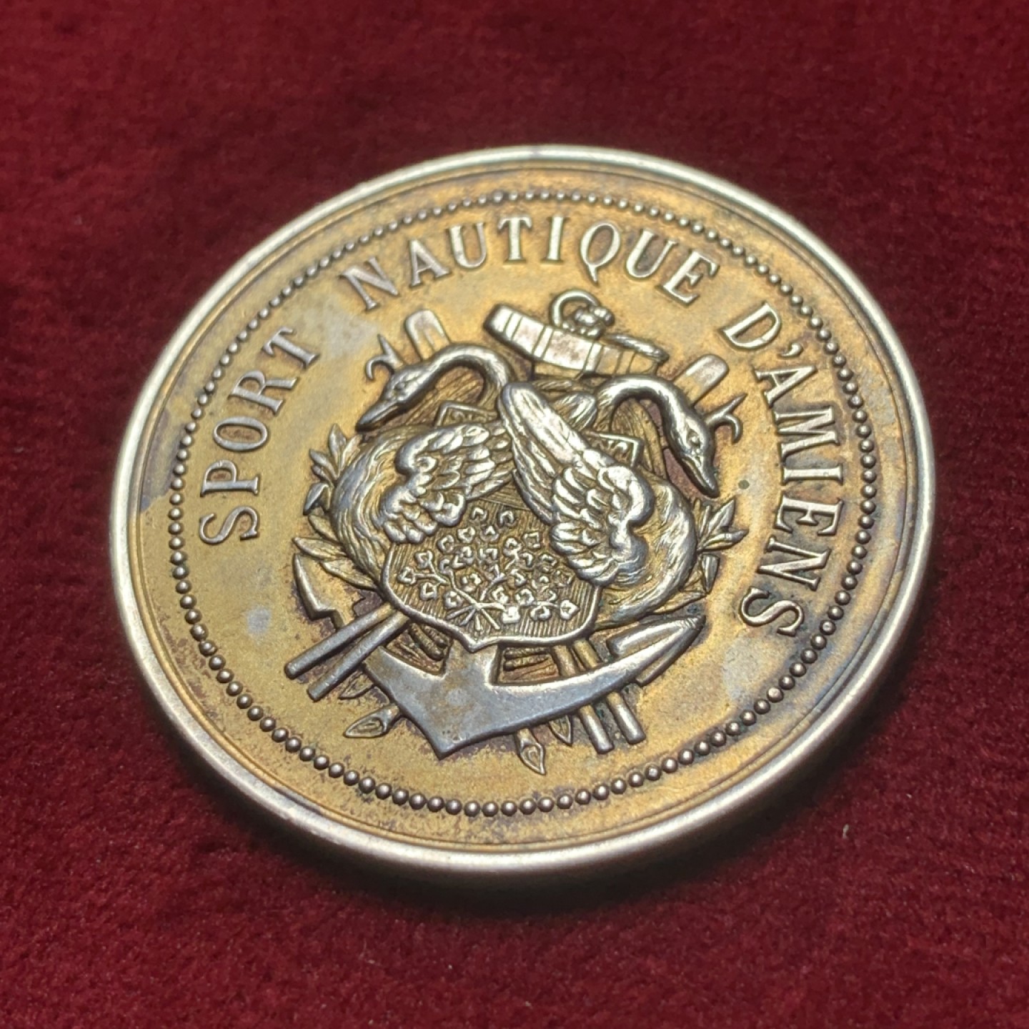 《竞宝斋》第83场-本周日，周一2场连拍（全场不限金额包邮） 19世纪末法国亚眠水上运动镀金银章，丰饶角边铭，15.9克，正面是亚眠经典的船锚天鹅徽标，背面未刻字，镀金层保存较好，少见品种