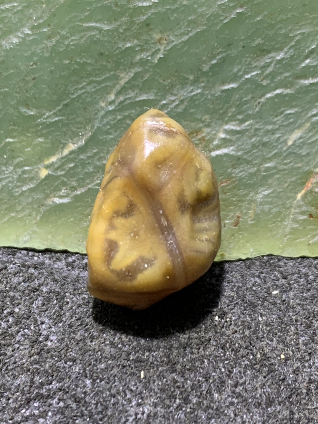 精美戈壁筋脉石小原石一颗，