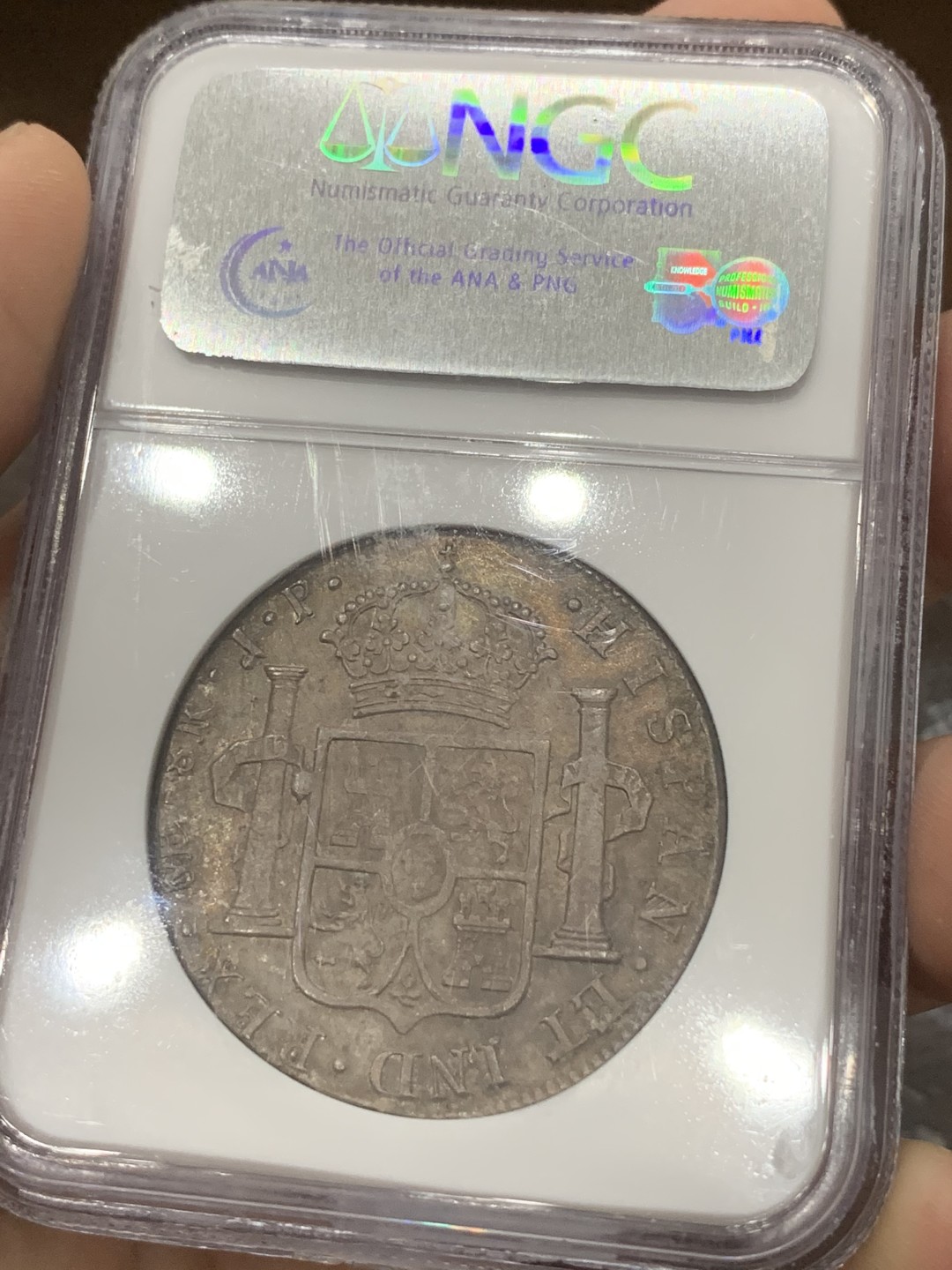 《竞宝斋》第83场-本周日，周一2场连拍（全场不限金额包邮） NGC MS61秘鲁1815 费七双柱8R，深褐色包浆，老盒包装 细节难得