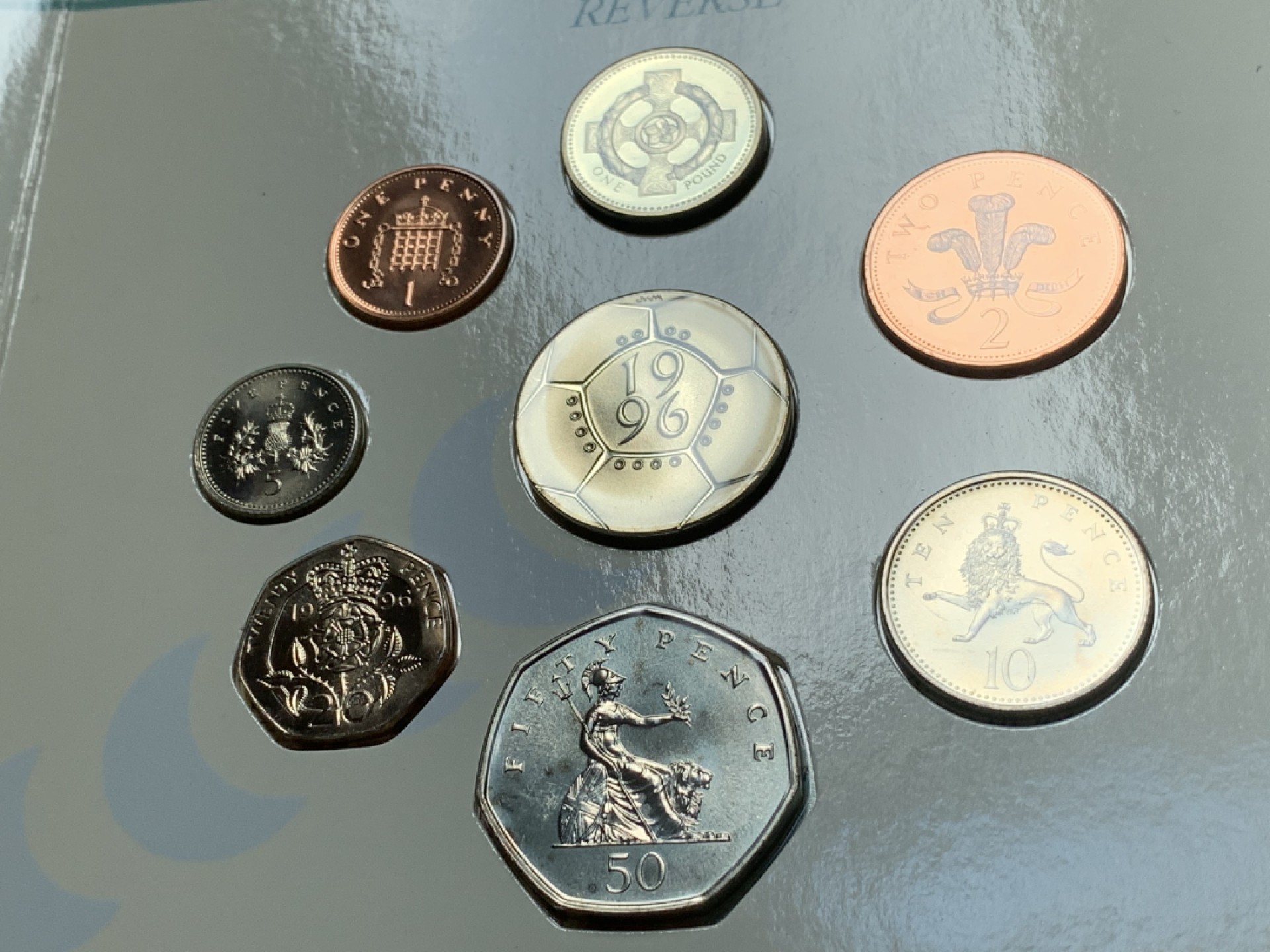 《竞宝斋》第83场-本周日，周一2场连拍（全场不限金额包邮） 英国 1996年 卡装BU套币 欧洲杯年份 套币中比其他年份多了一枚2英镑面值的加厚硬币 以纪念英国夺得欧洲杯 所有硬币均为完全未流通绝美品