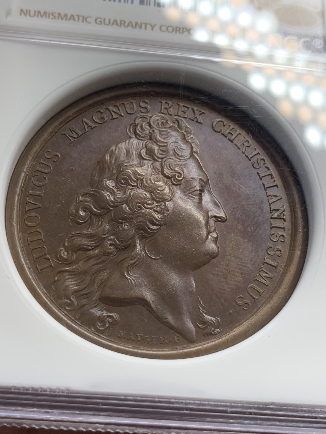 《竞宝斋》第83场-本周日，周一2场连拍（全场不限金额包邮） NGC MS64 法国1683年路易十四萨尔建城纪念高浮雕精美铜章 顶级品相