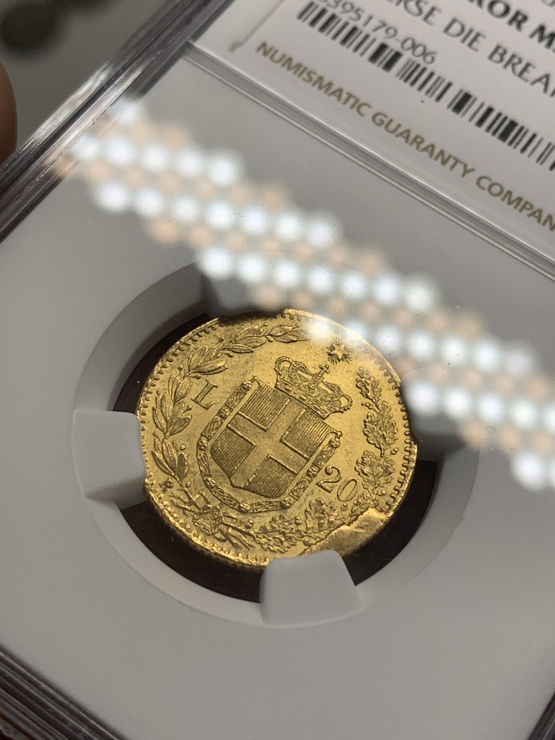 《竞宝斋》第83场-本周日，周一2场连拍（全场不限金额包邮） 错版 NGC-MS62 意大利1882年 翁贝托20里拉 金币 多肉