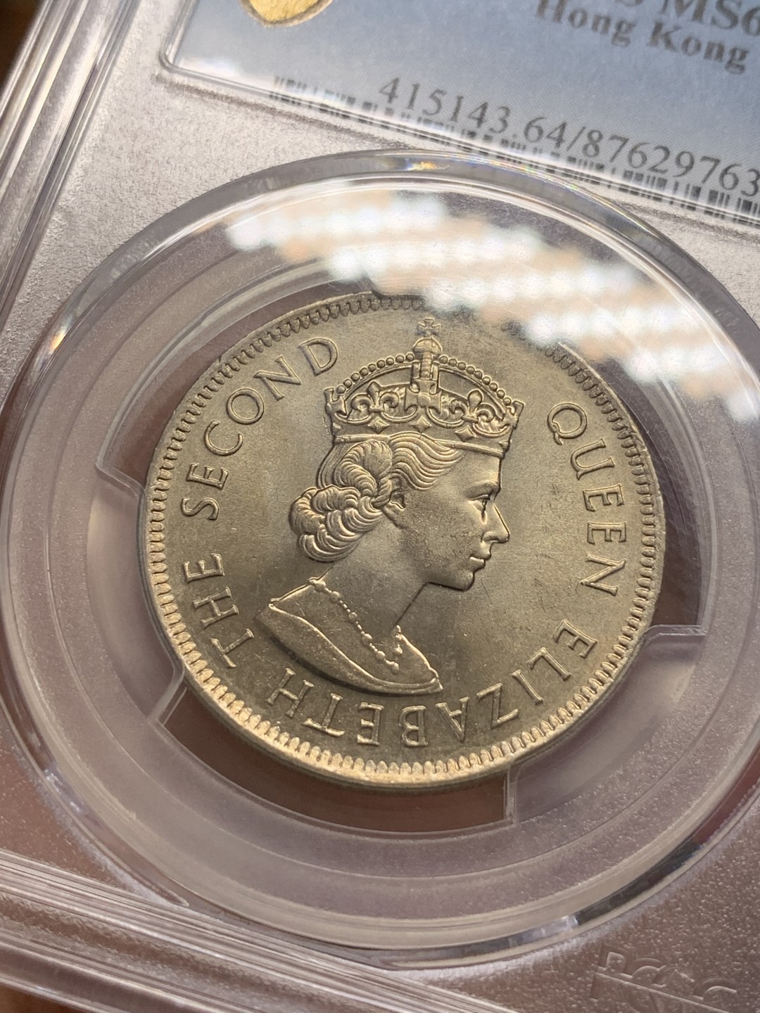 《竞宝斋》第83场-本周日，周一2场连拍（全场不限金额包邮） PCGS MS64 香港 1975年 伊丽莎白二世 大一元 底板类镜面 因有汉字 值得关注的品种