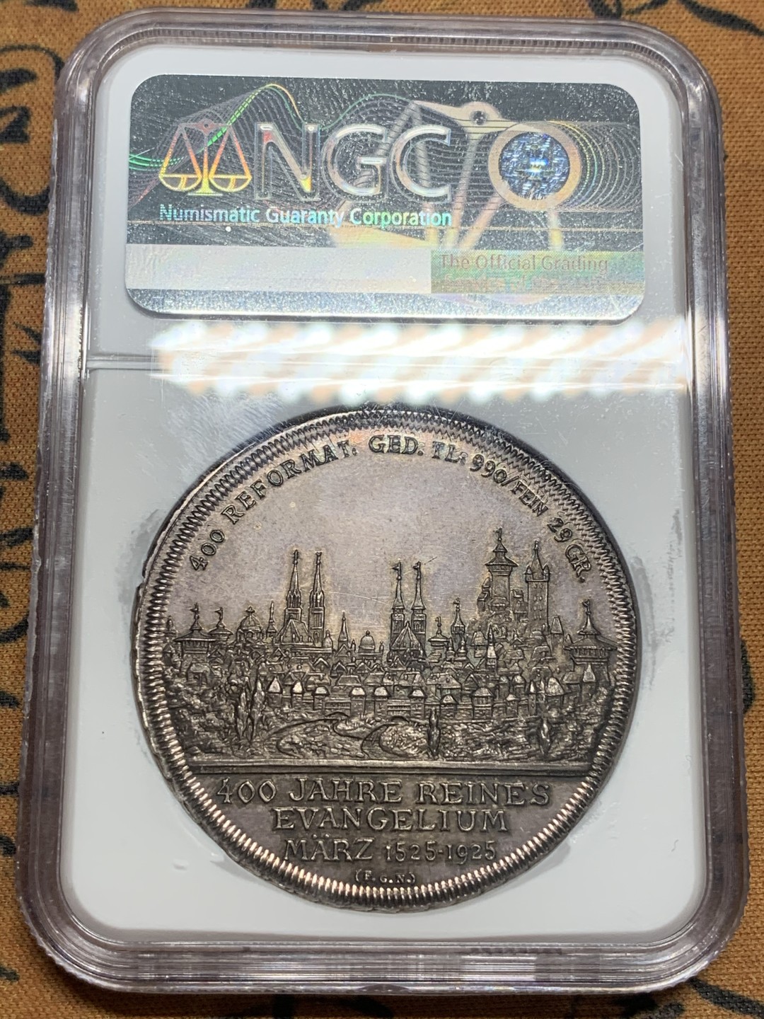 《竞宝斋》第83场-本周日，周一2场连拍（全场不限金额包邮） NGC MS65 1925年德国纽伦堡宗教改革400周年纪念景观大银章 高分紫罗兰炫彩包浆 背面与景观泰勒一脉相承细节爆表 工艺绝佳