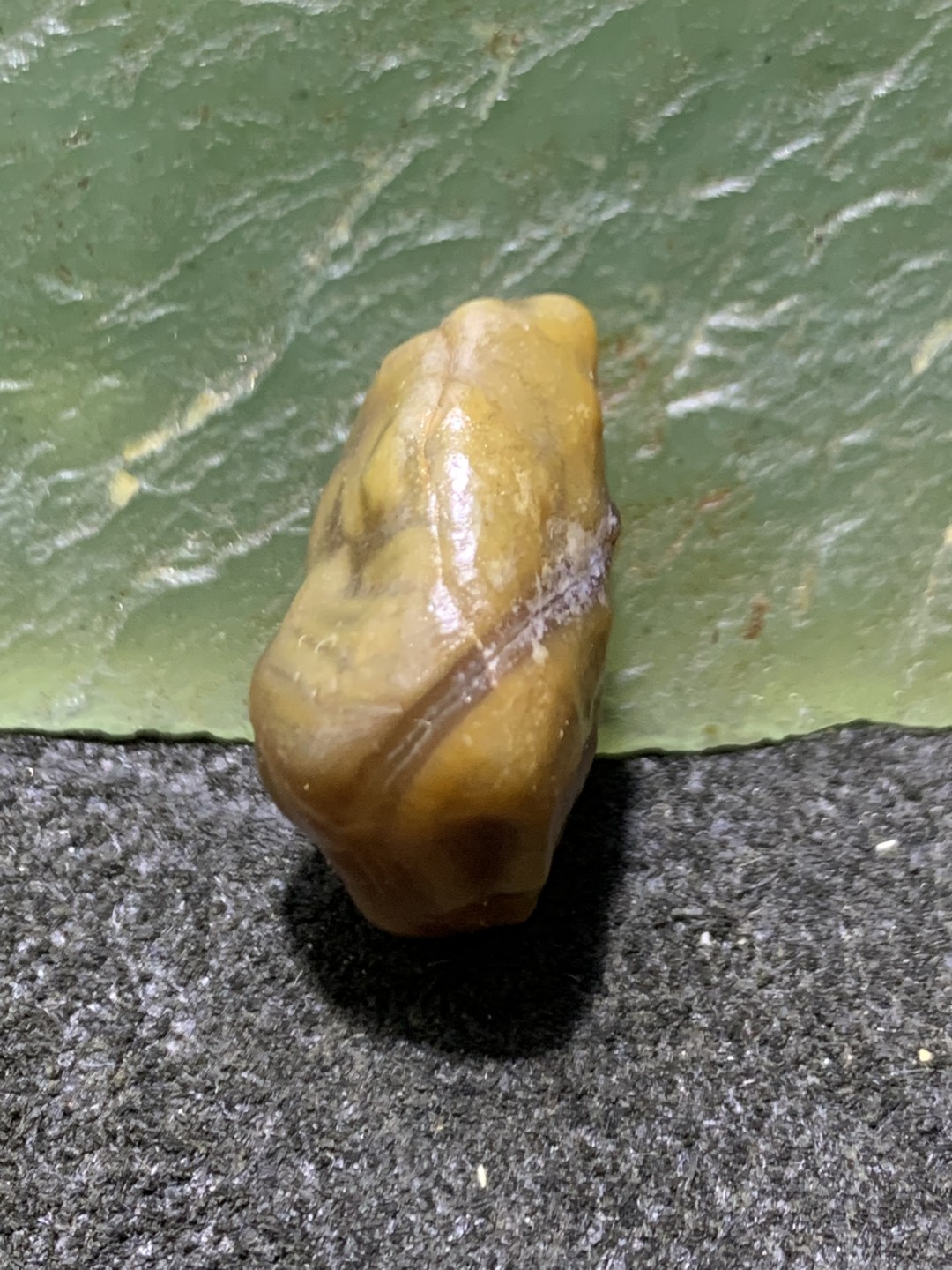 精美戈壁筋脉石小原石一颗，