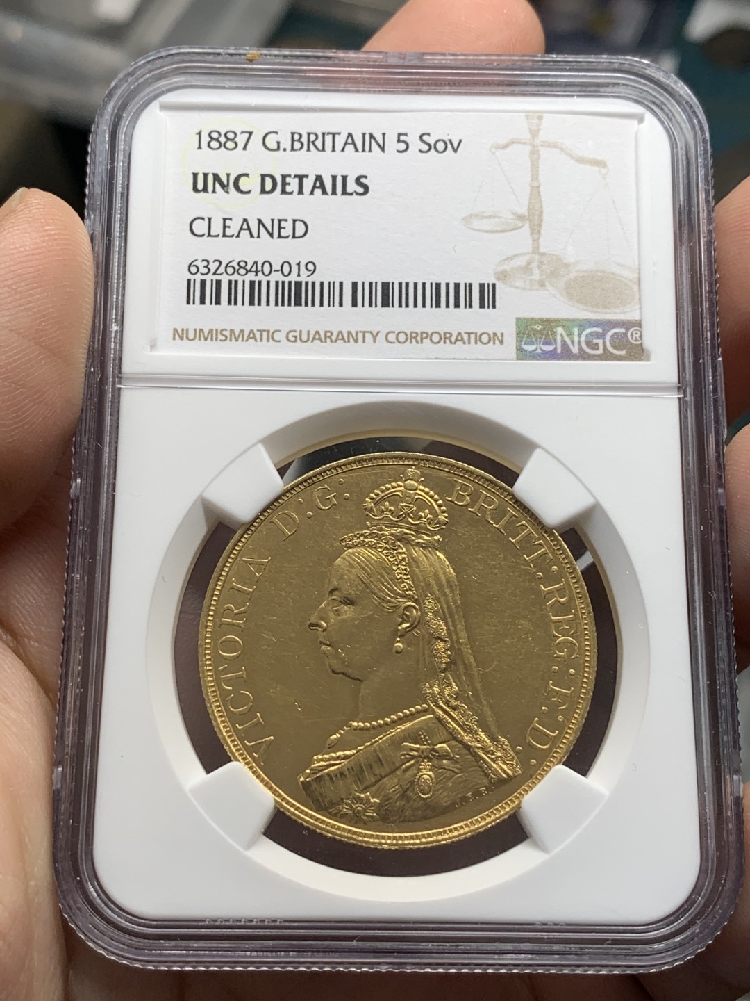 《竞宝斋》第83场-本周日，周一2场连拍（全场不限金额包邮） NGC UNC 原光英国1887年维多利亚高冠马剑5索维林金币，40克大金币，细节完好，整体状态佳，人像非常漂亮
