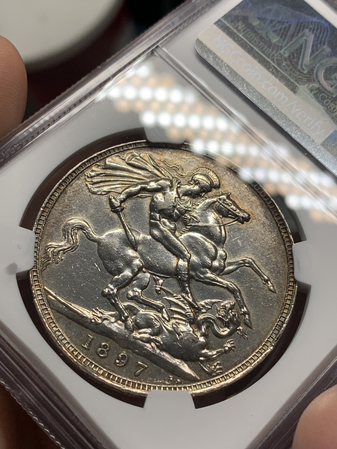 《竞宝斋》第83场-本周日，周一2场连拍（全场不限金额包邮） NGC AU评级 英国1897年 LXI边铭 维多利亚披纱版 马剑克朗大银币 脸蛋都很少磨损