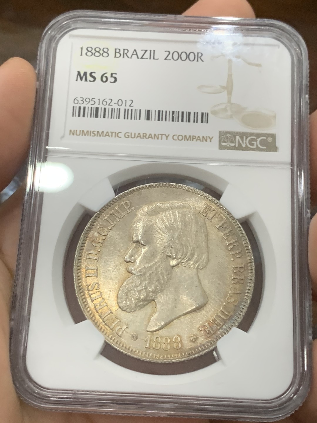 《竞宝斋》第83场-本周日，周一2场连拍（全场不限金额包邮） 第三名 NGC-MS65 巴西1888年 佩德罗二世 2000R大银币 不多说了 顶级分数+发财年份+五彩包浆 顶配