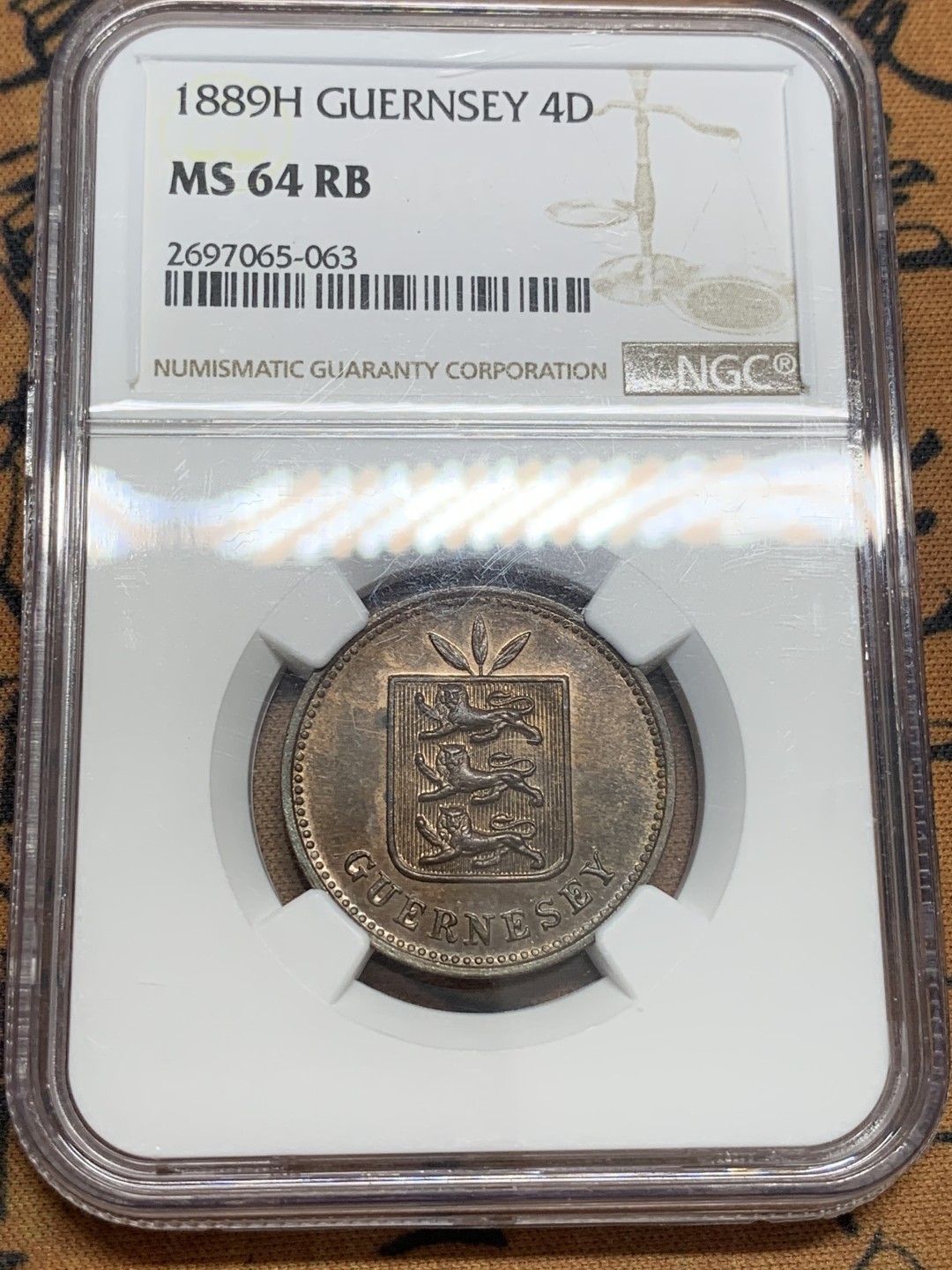 《竞宝斋》第83场-本周日，周一2场连拍（全场不限金额包邮） NGC-64RB 1889年 根西 4道布铜币