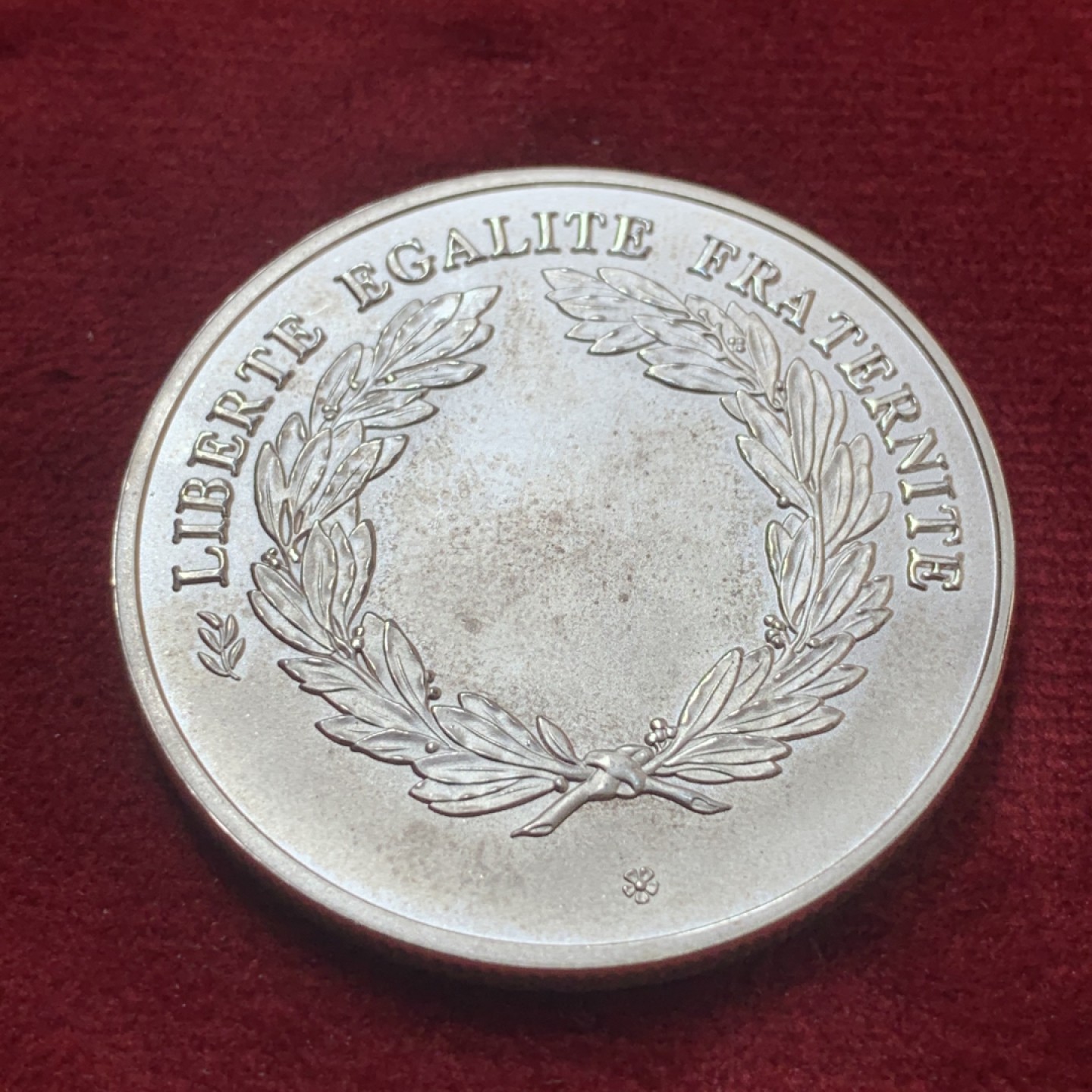 《竞宝斋》第83场-本周日，周一2场连拍（全场不限金额包邮） 法国 章 现代章 材质不明 40mm直径 30.1克 细节见图