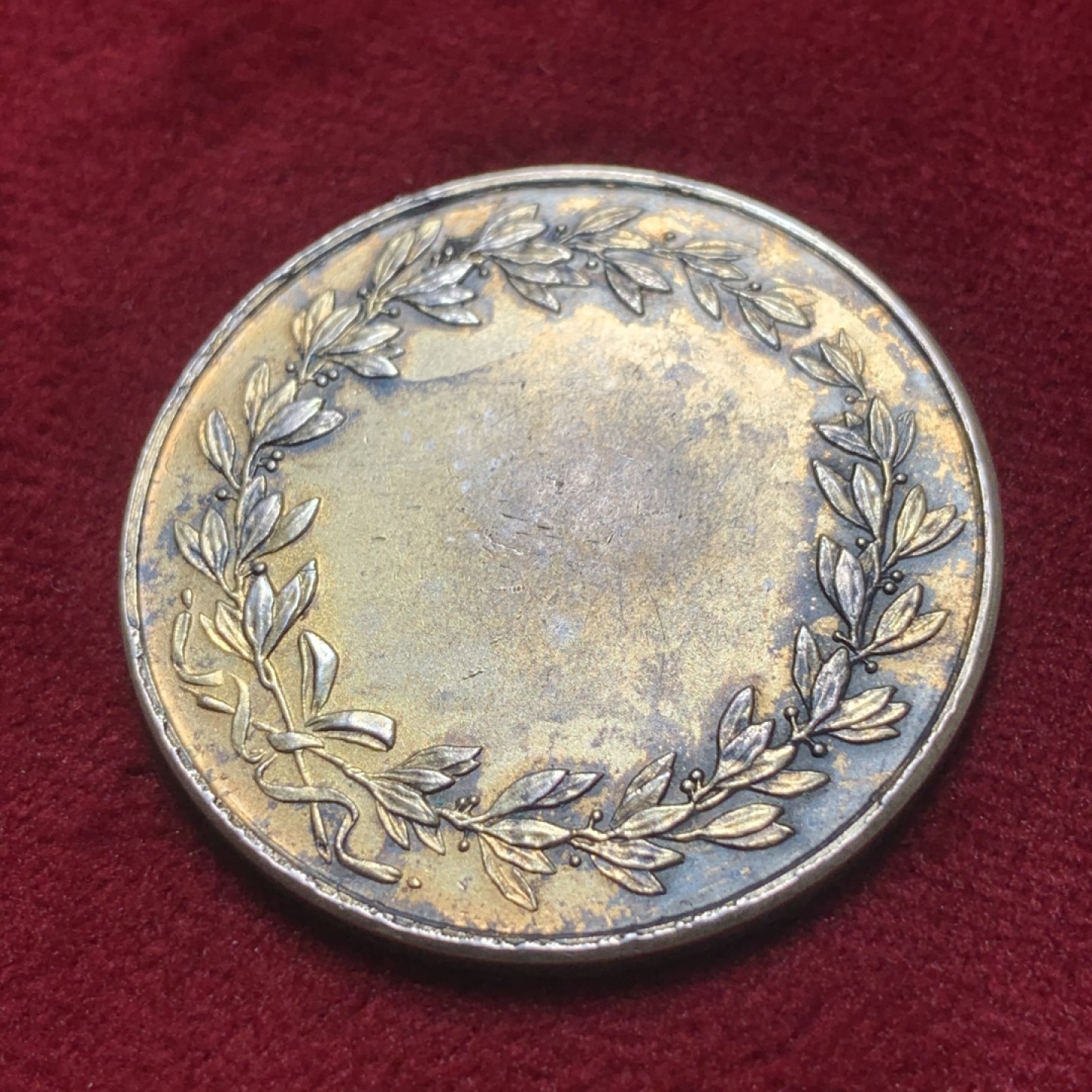 《竞宝斋》第83场-本周日，周一2场连拍（全场不限金额包邮） 19世纪末法国亚眠水上运动镀金银章，丰饶角边铭，15.9克，正面是亚眠经典的船锚天鹅徽标，背面未刻字，镀金层保存较好，少见品种