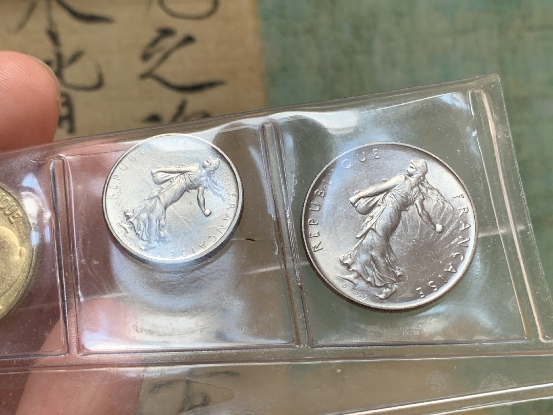 《竞宝斋》第83场-本周日，周一2场连拍（全场不限金额包邮） 法国1965年套币带盒unc品质 内含1生丁、10生丁、20生丁、1/2法郎、1法郎，缺10法郎大力神银币，适合配对