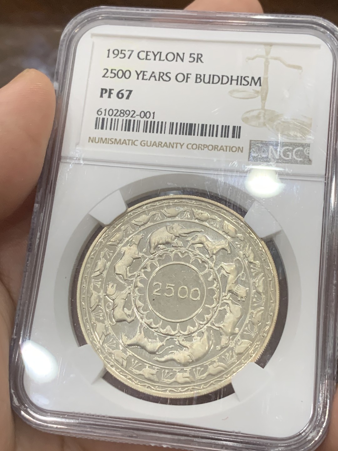 《竞宝斋》第83场-本周日，周一2场连拍（全场不限金额包邮） 冠军分 NGC PF67 锡兰1957年佛教2500周年纪念精制大银币 镜面底板