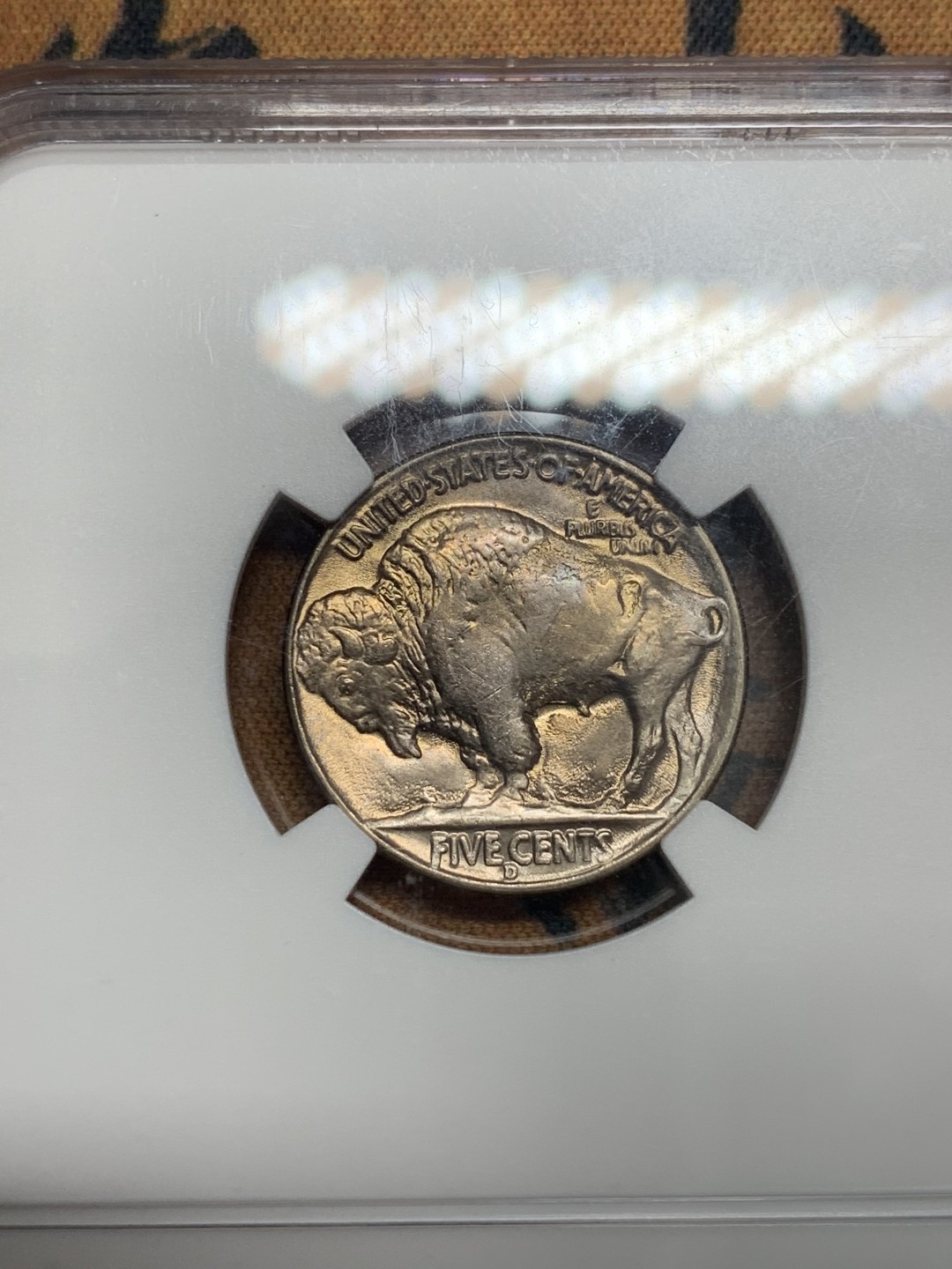 《竞宝斋》第83场-本周日，周一2场连拍（全场不限金额包邮） NGC-MS65 美国 1937年 印第安野牛纪念币 5美分 金色包浆十字光 带包浆的极少 一枚毕业