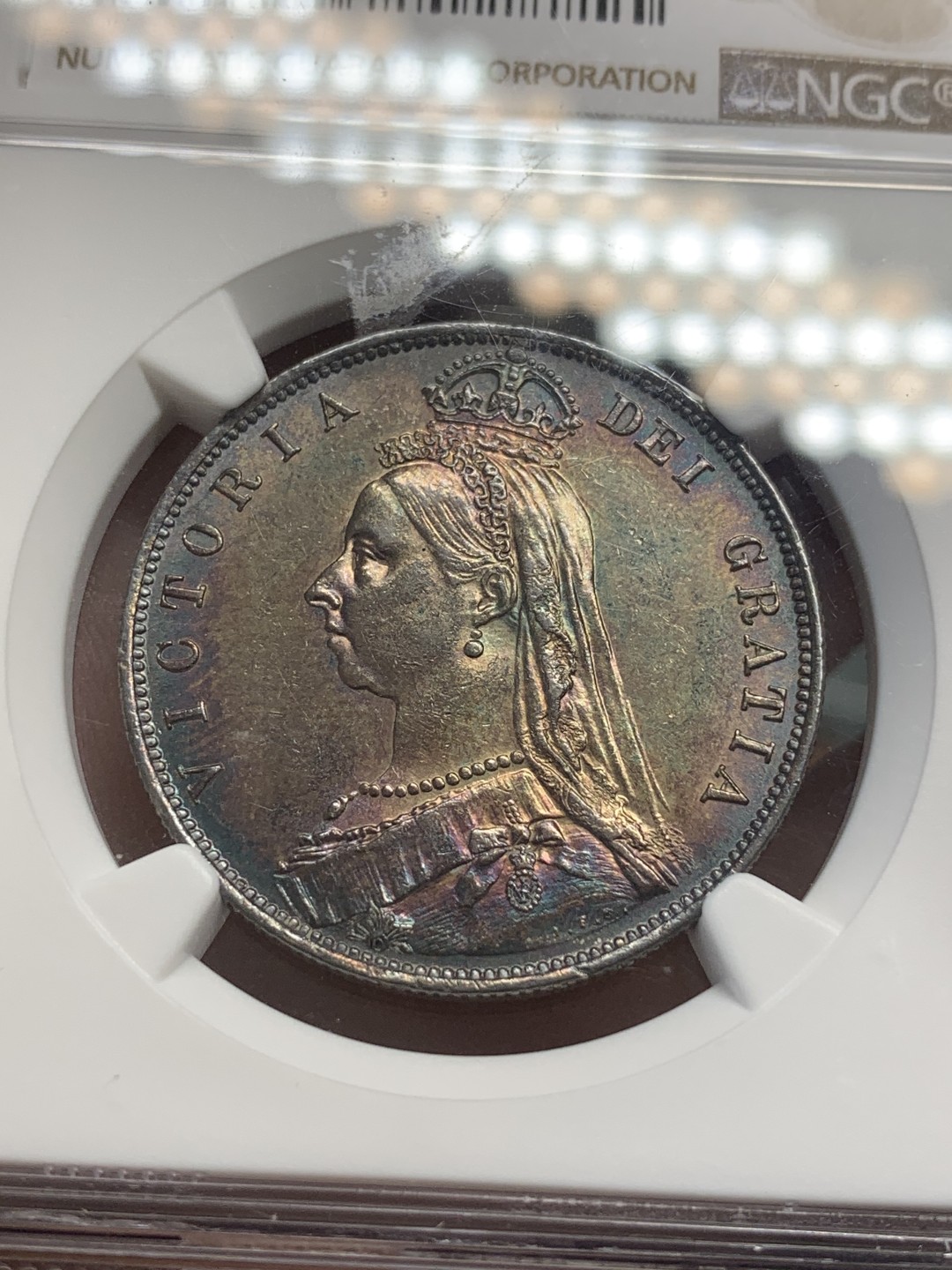 《竞宝斋》第83场-本周日，周一2场连拍（全场不限金额包邮） NGC-UNC 英国 1887年 维多利亚高冠半克朗大银币 底板丝滑未下水 通体五彩斑斓 细节高点具在