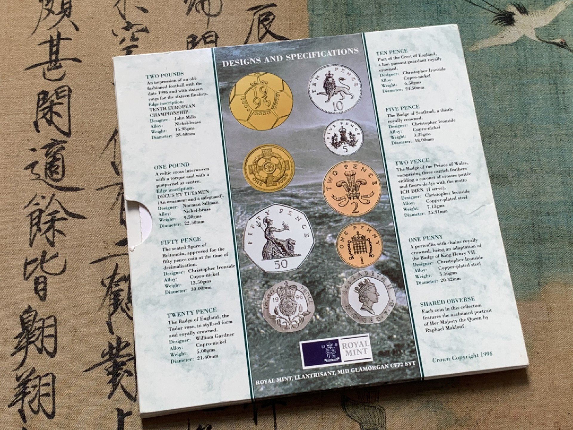 《竞宝斋》第83场-本周日，周一2场连拍（全场不限金额包邮） 英国 1996年 卡装BU套币 欧洲杯年份 套币中比其他年份多了一枚2英镑面值的加厚硬币 以纪念英国夺得欧洲杯 所有硬币均为完全未流通绝美品