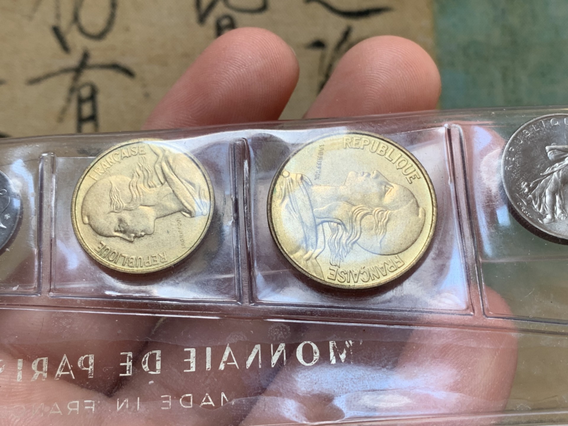 《竞宝斋》第83场-本周日，周一2场连拍（全场不限金额包邮） 法国1965年套币带盒unc品质 内含1生丁、10生丁、20生丁、1/2法郎、1法郎，缺10法郎大力神银币，适合配对