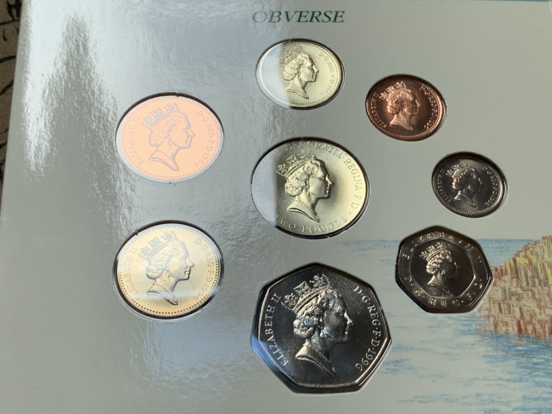 《竞宝斋》第83场-本周日，周一2场连拍（全场不限金额包邮） 英国 1996年 卡装BU套币 欧洲杯年份 套币中比其他年份多了一枚2英镑面值的加厚硬币 以纪念英国夺得欧洲杯 所有硬币均为完全未流通绝美品