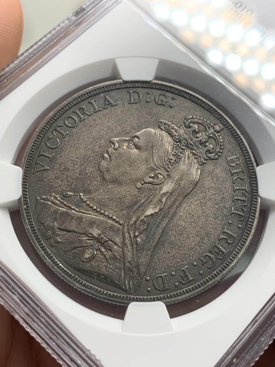 《竞宝斋》第83场-本周日，周一2场连拍（全场不限金额包邮） NGC-AU53 英国 1887年 维多利亚高冠马剑克朗大银币 来自英国老藏家 黑古包浆 状态不错 苛刻严评