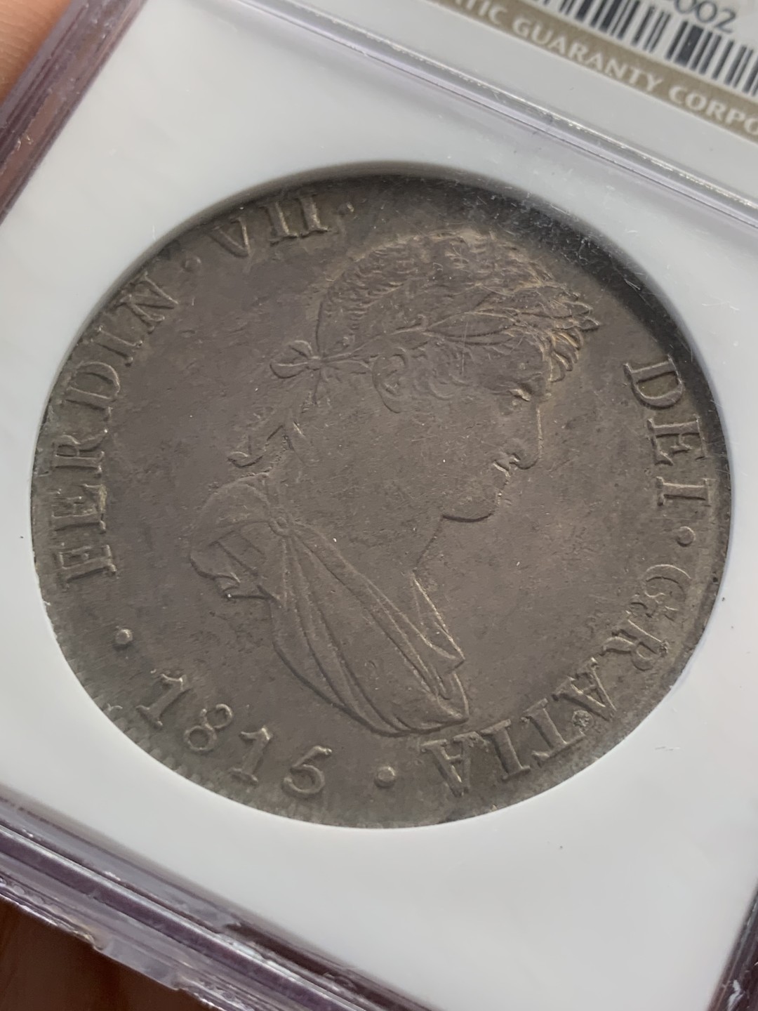 《竞宝斋》第83场-本周日，周一2场连拍（全场不限金额包邮） NGC MS61秘鲁1815 费七双柱8R，深褐色包浆，老盒包装 细节难得