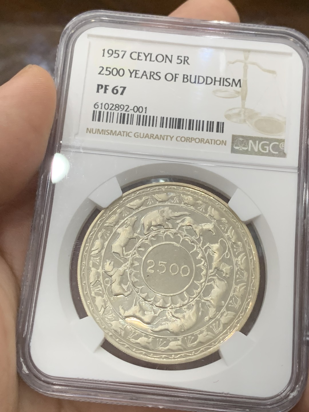 《竞宝斋》第83场-本周日，周一2场连拍（全场不限金额包邮） 冠军分 NGC PF67 锡兰1957年佛教2500周年纪念精制大银币 镜面底板