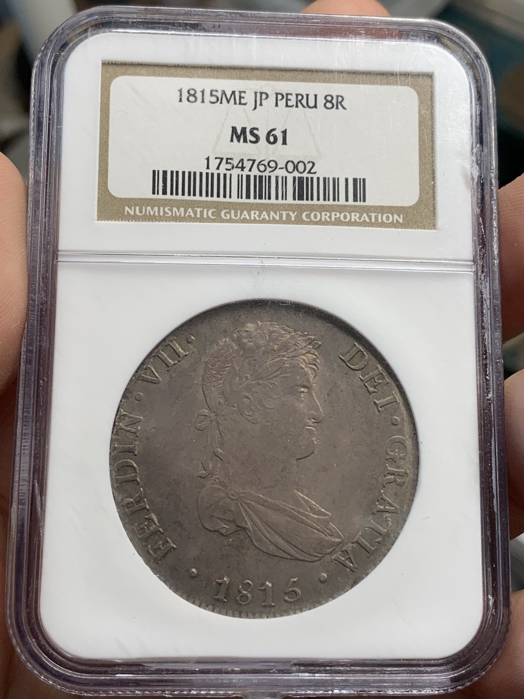 《竞宝斋》第83场-本周日，周一2场连拍（全场不限金额包邮） NGC MS61秘鲁1815 费七双柱8R，深褐色包浆，老盒包装 细节难得