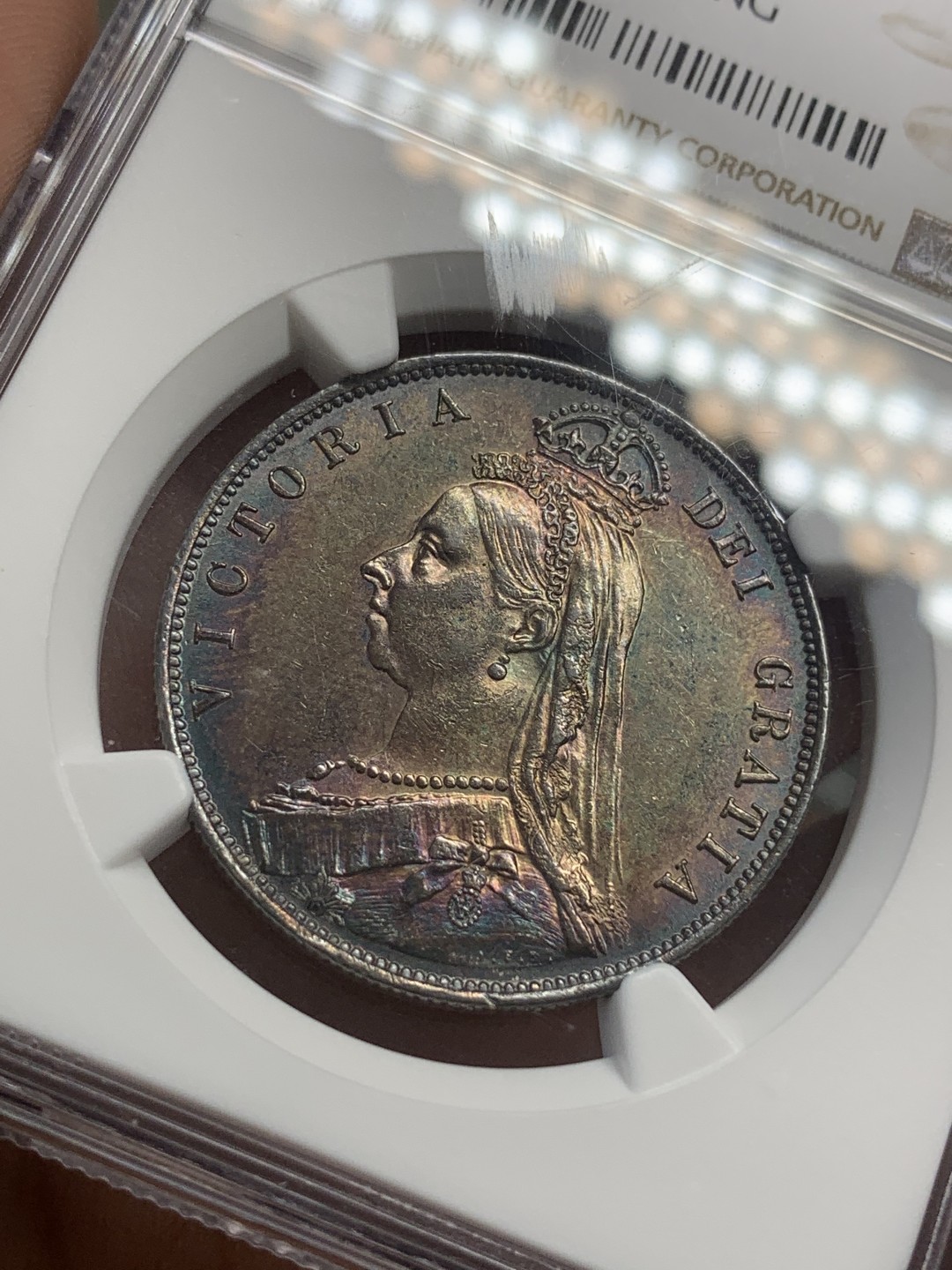 《竞宝斋》第83场-本周日，周一2场连拍（全场不限金额包邮） NGC-UNC 英国 1887年 维多利亚高冠半克朗大银币 底板丝滑未下水 通体五彩斑斓 细节高点具在